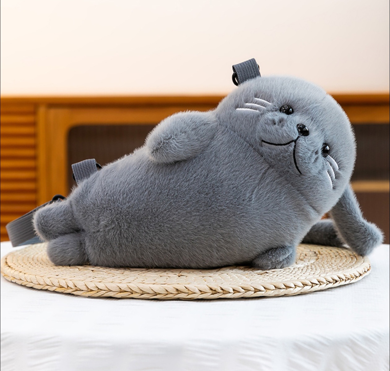 Korean Instagram-style cute seal plush bag, a versatile furry crossbody bag for girls' daily commutes Application Scenario