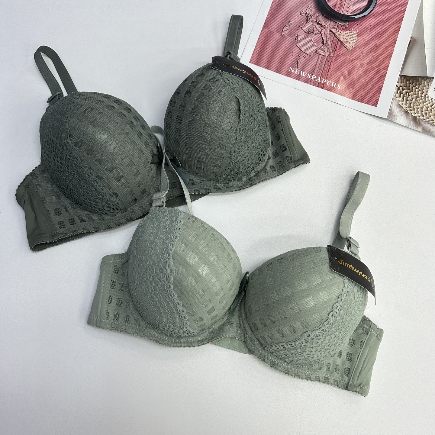 JZY-1915# bras are exported to the Middle East, Africa and Southeast Asia. Women's bras include underwire bras, lace patchwork and embroidered bras, QNI Item Picture