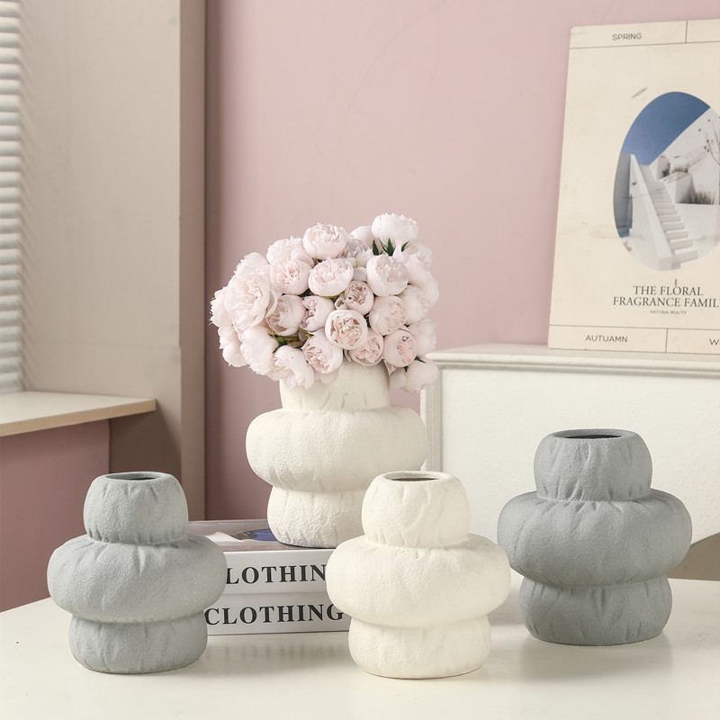Creative minimalist style drum-shaped ceramic vase with petal decoration, flower vase, hotel entrance table flower vase
