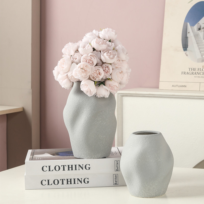 Creative minimalist style round-belted ceramic vase with petal decoration, flower vase, hotel entrance table flower vase Item Picture