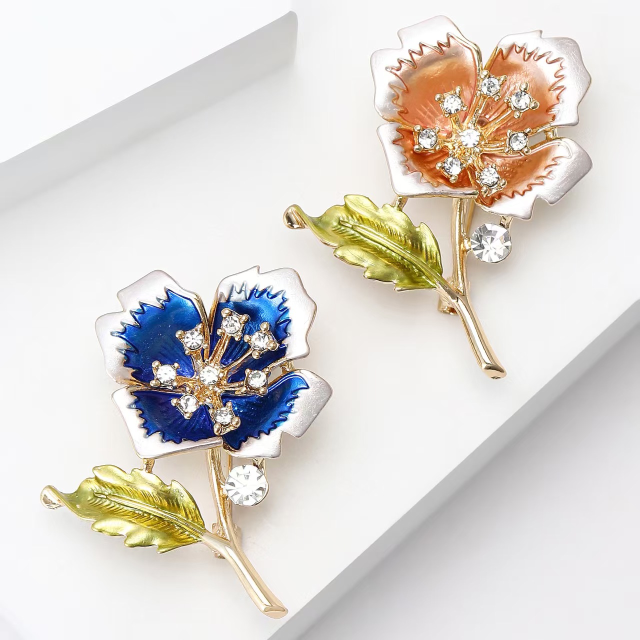 Personalized light luxury diamond-encrusted oil flower-patterned brooch for women, elegant flower-patterned brooch for clothing, and women's accessories in stock