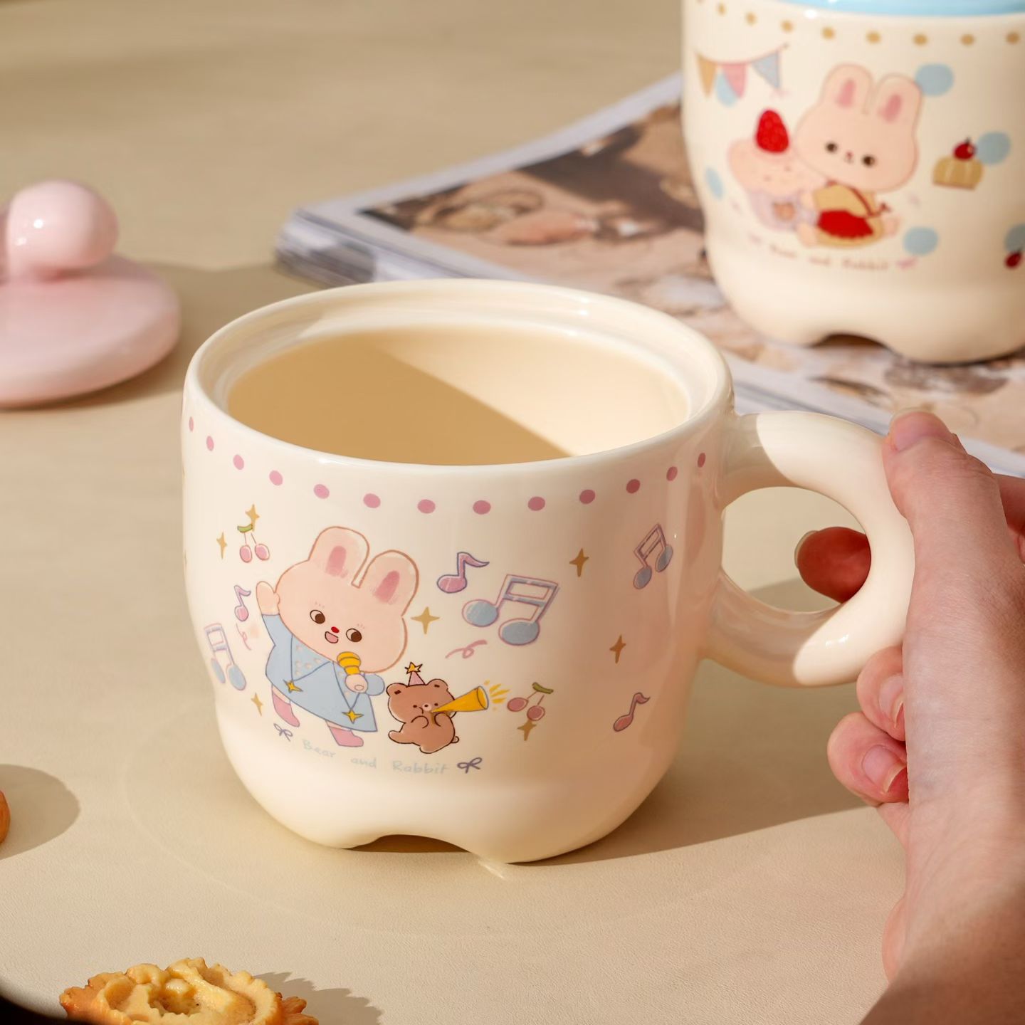 Fun Rabbit Bow Ceramic Mug 390ml, with lid, 4-color mixed ceramic mug Application Scenario