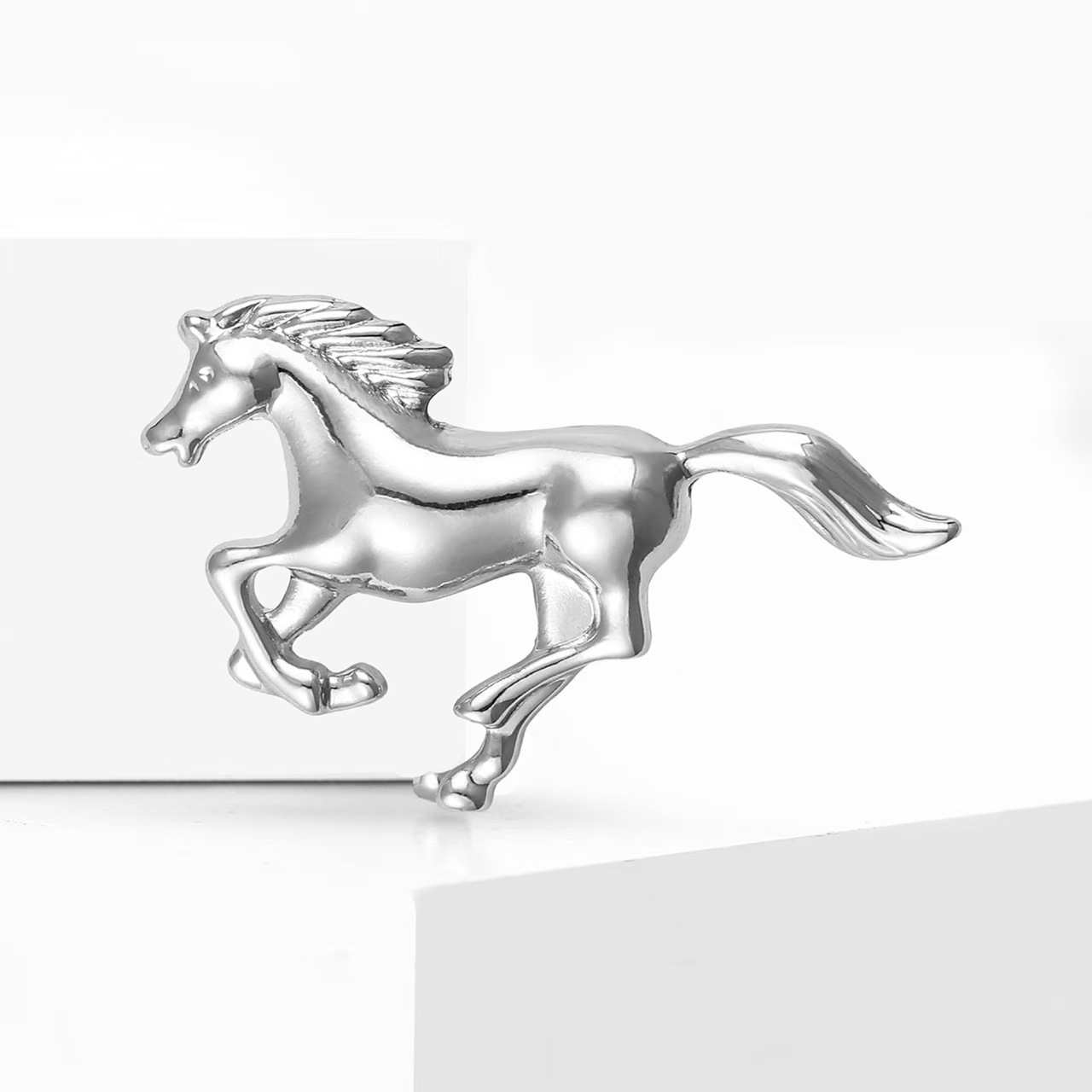 Fashionable and playful art alloy enamel horse brooch, individual and elegant men's suit coat brooch accessory pin Item Picture