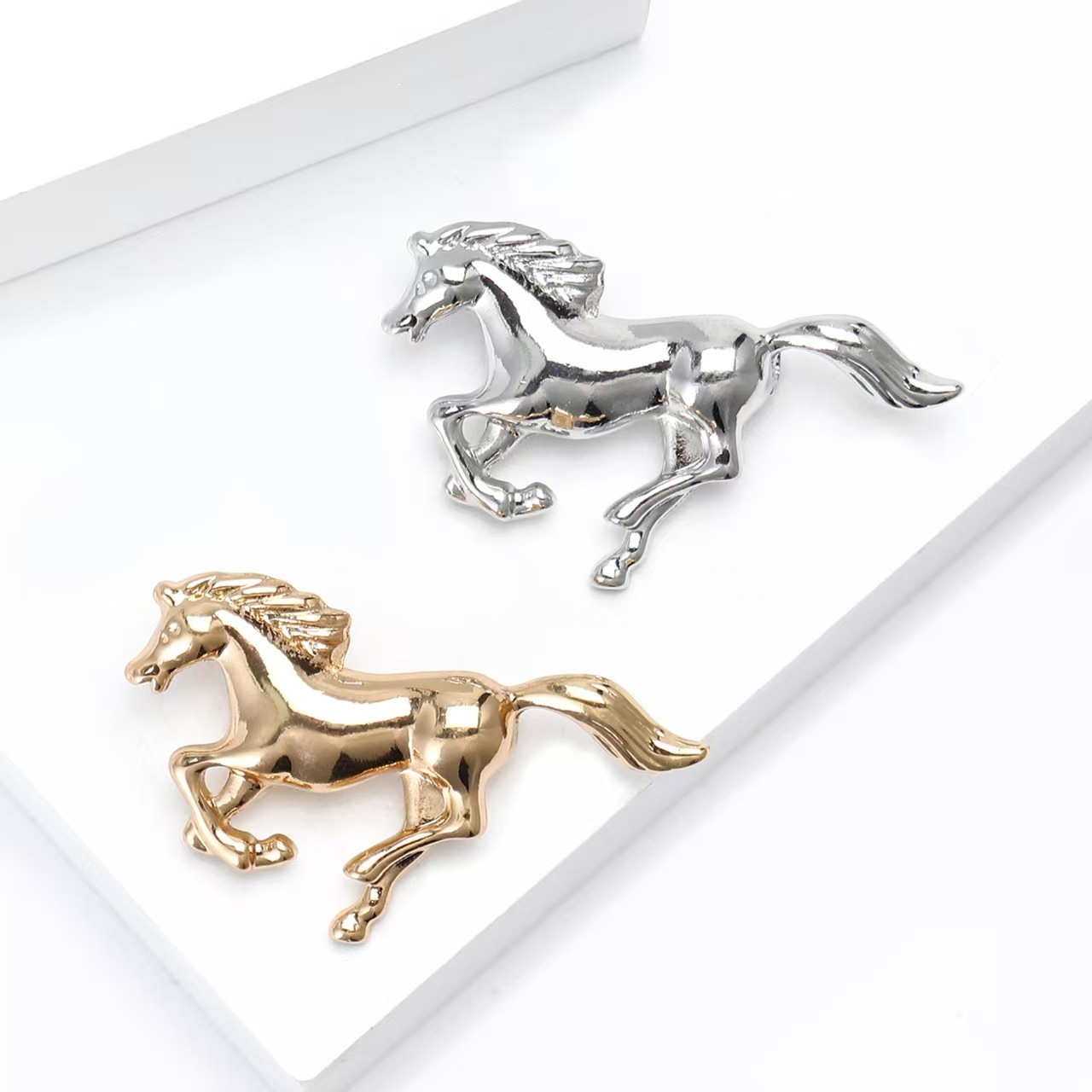 Fashionable and playful art alloy enamel horse brooch, individual and elegant men's suit coat brooch accessory pin