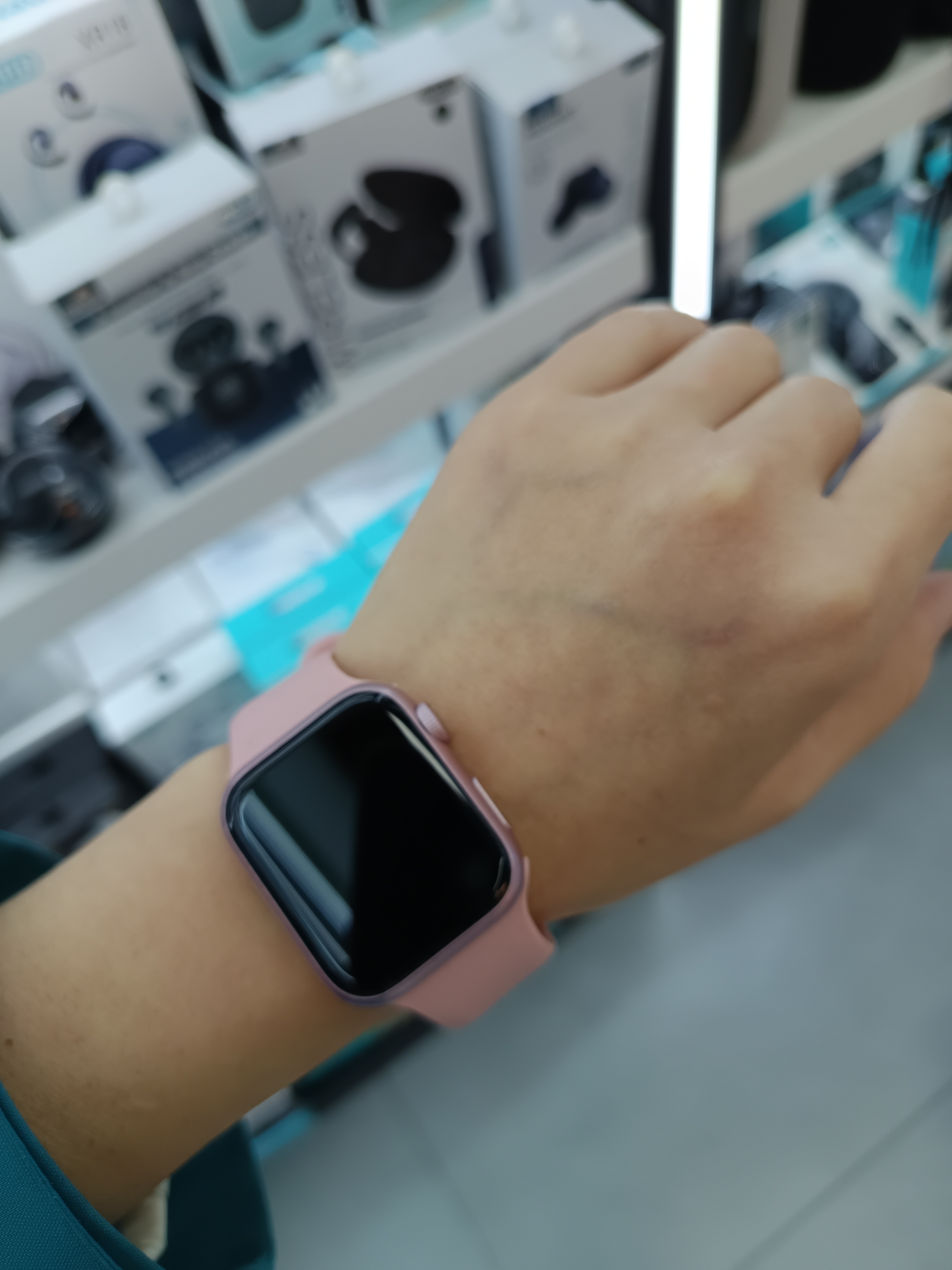 The AEMAI RM59 smart sports watch features three silicone sports straps for making and receiving calls, heart rate and blood pressure detection