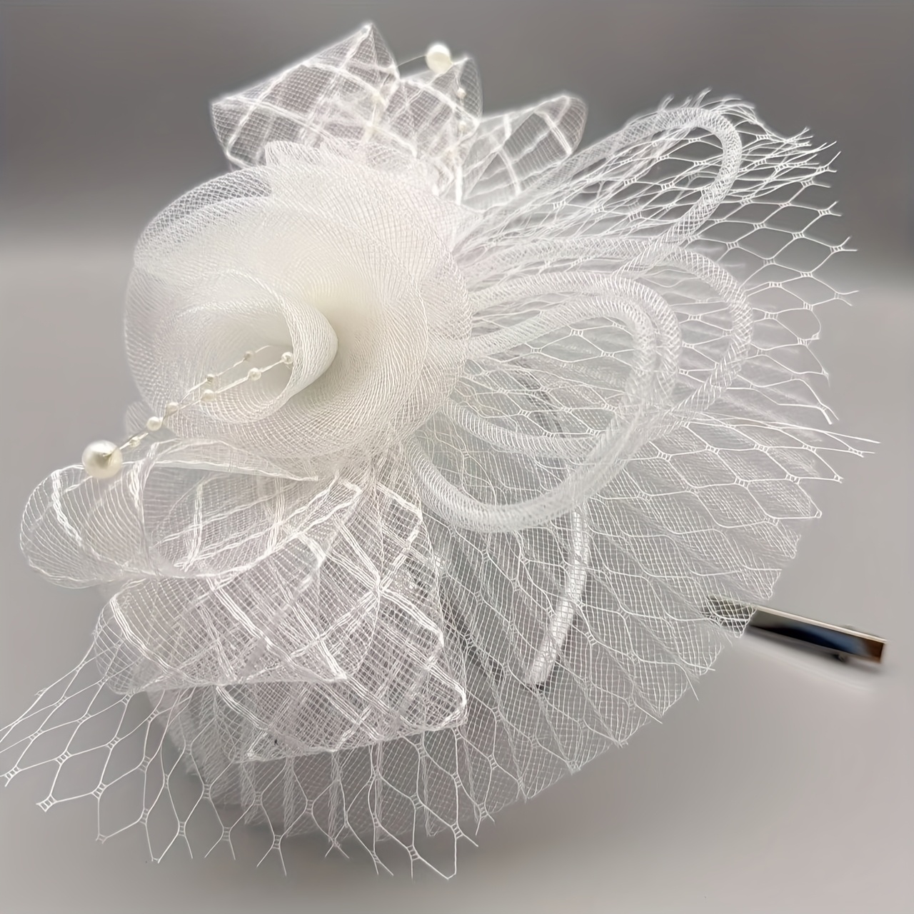 1 piece of women's mesh rose bow top hat, fashionable accessories, Derby hat, afternoon tea headwear, Halloween, Christmas, birthday, horse racing, wedding hat, church hat, Christmas hair tie, hair band and clip for both purposes Application Scenario