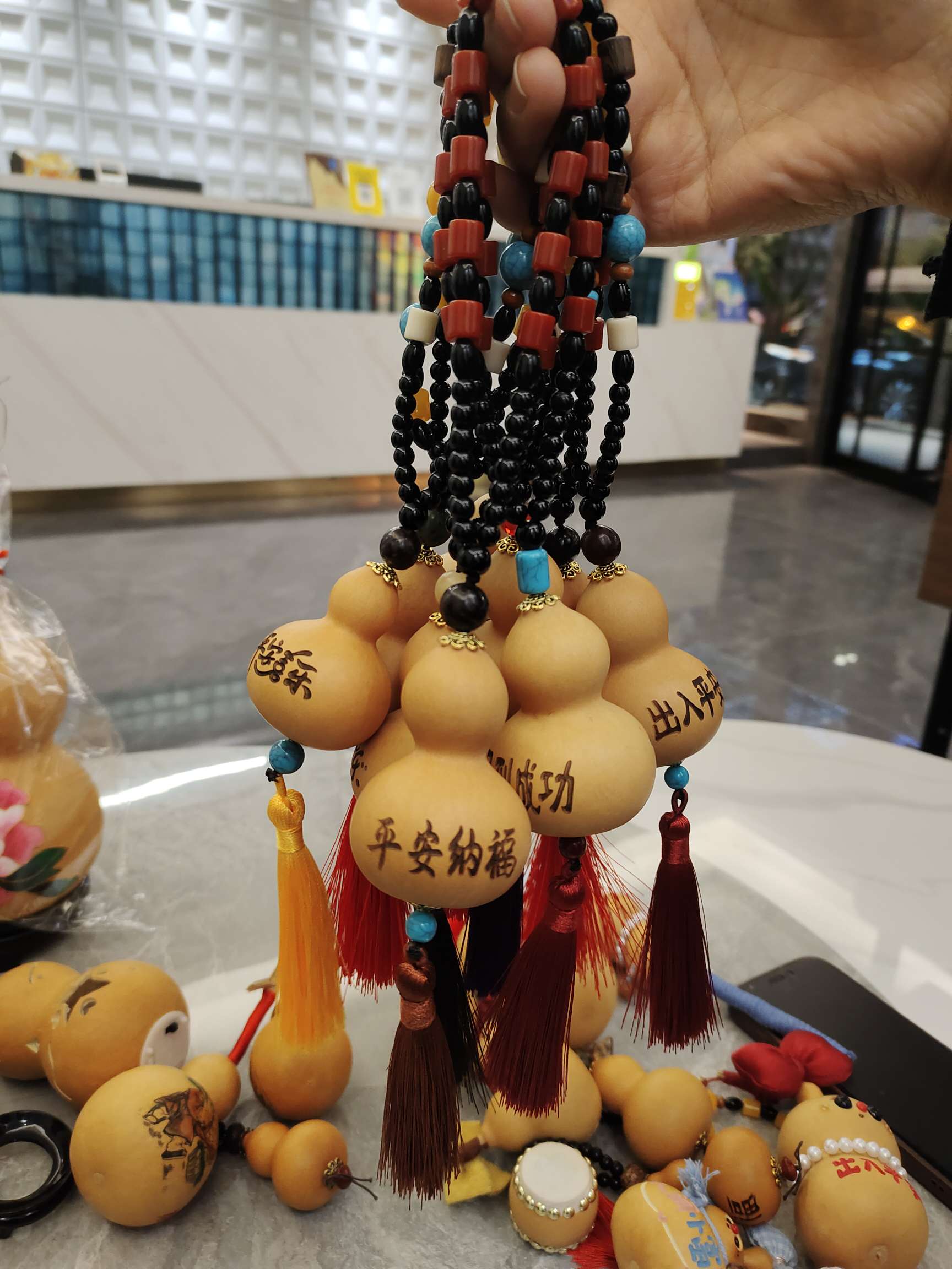 All kinds of gourd ornaments and pendants are available to attract wealth, good fortune and ensure safety Item Picture