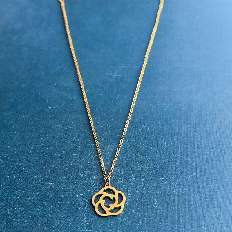 Fashionable and simple stainless steel cut titanium steel bracelet pendant, DIY personalized and trendy accessory necklace pendant Application Scenario