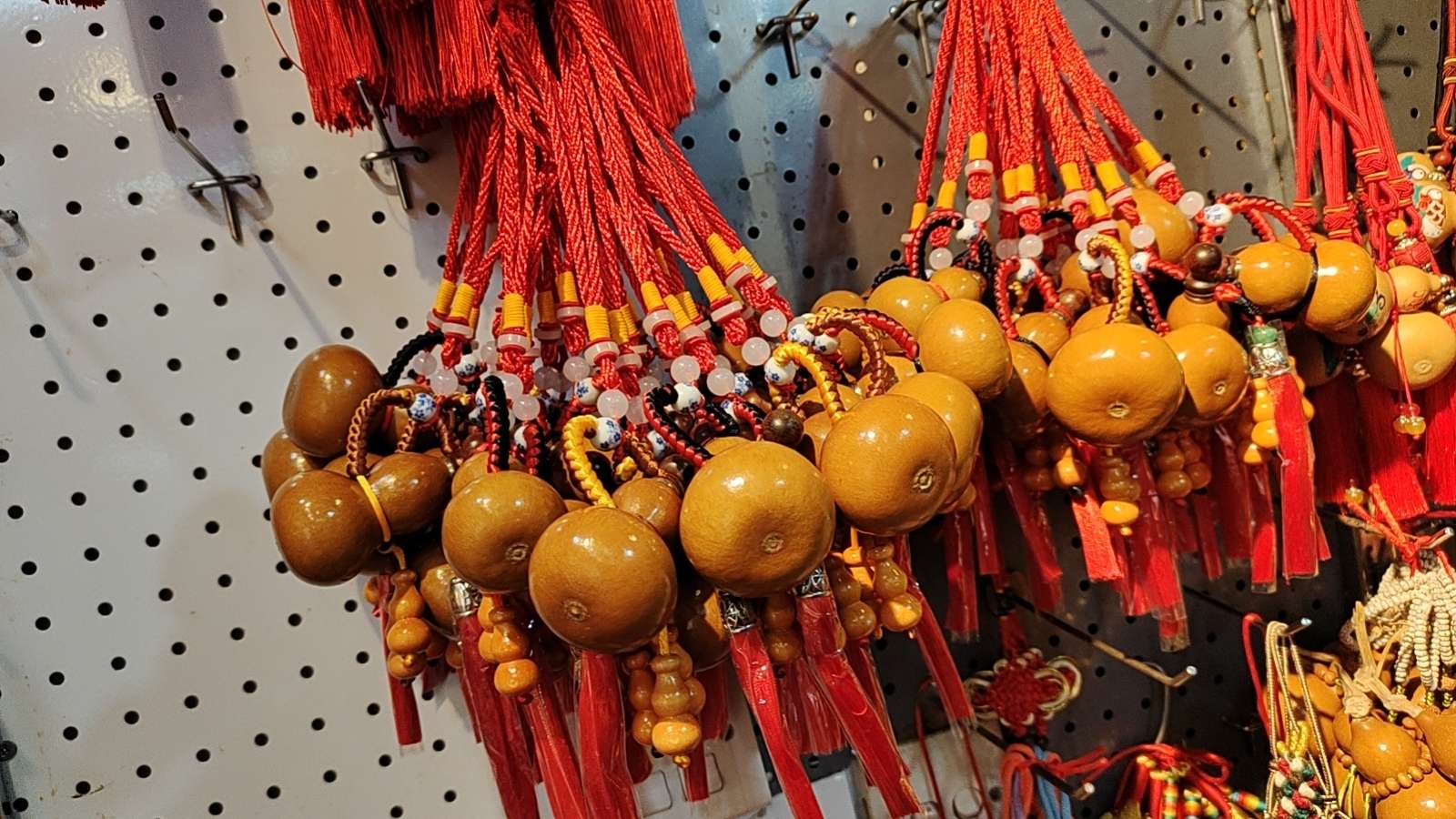 All kinds of natural small gourd pendants and rattle drums detail image 6