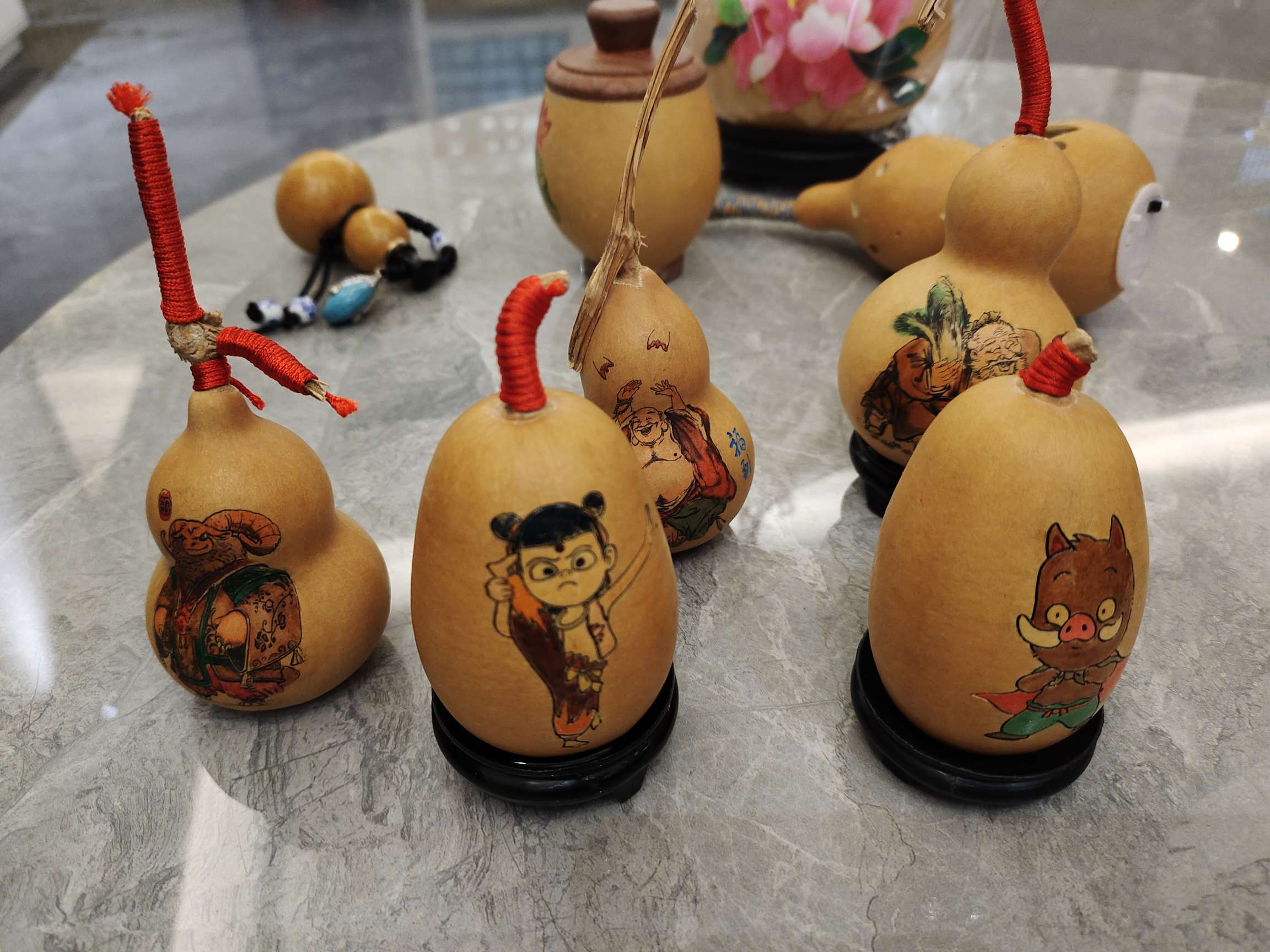 All kinds of gourd ornaments and pendants are available to attract wealth, good fortune and ensure safety Application Scenario