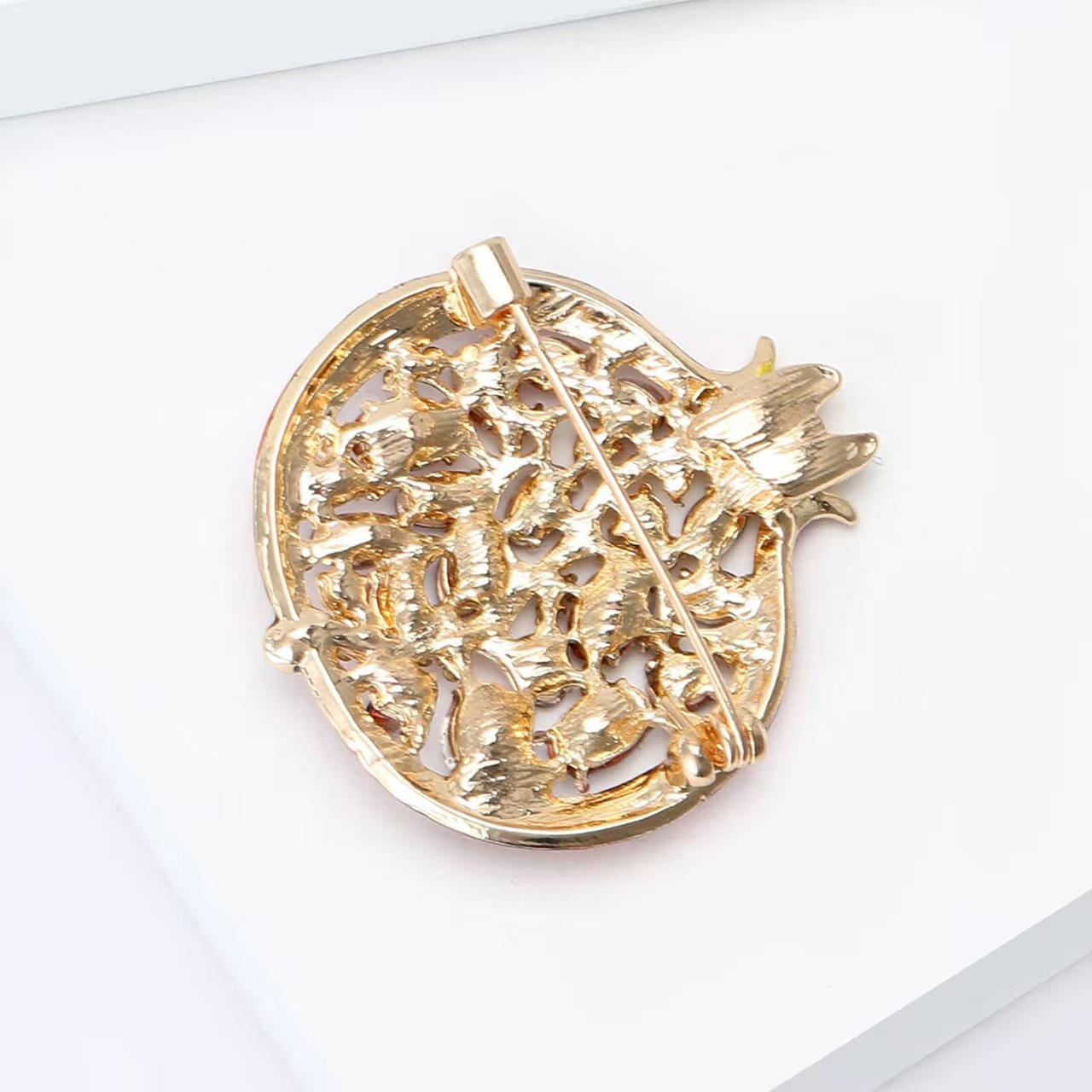 New exquisite fruit Korean-style rhinestone pomegranate brooch, popular women's clothing rhinestone pomegranate pin, suit accessory Application Scenario