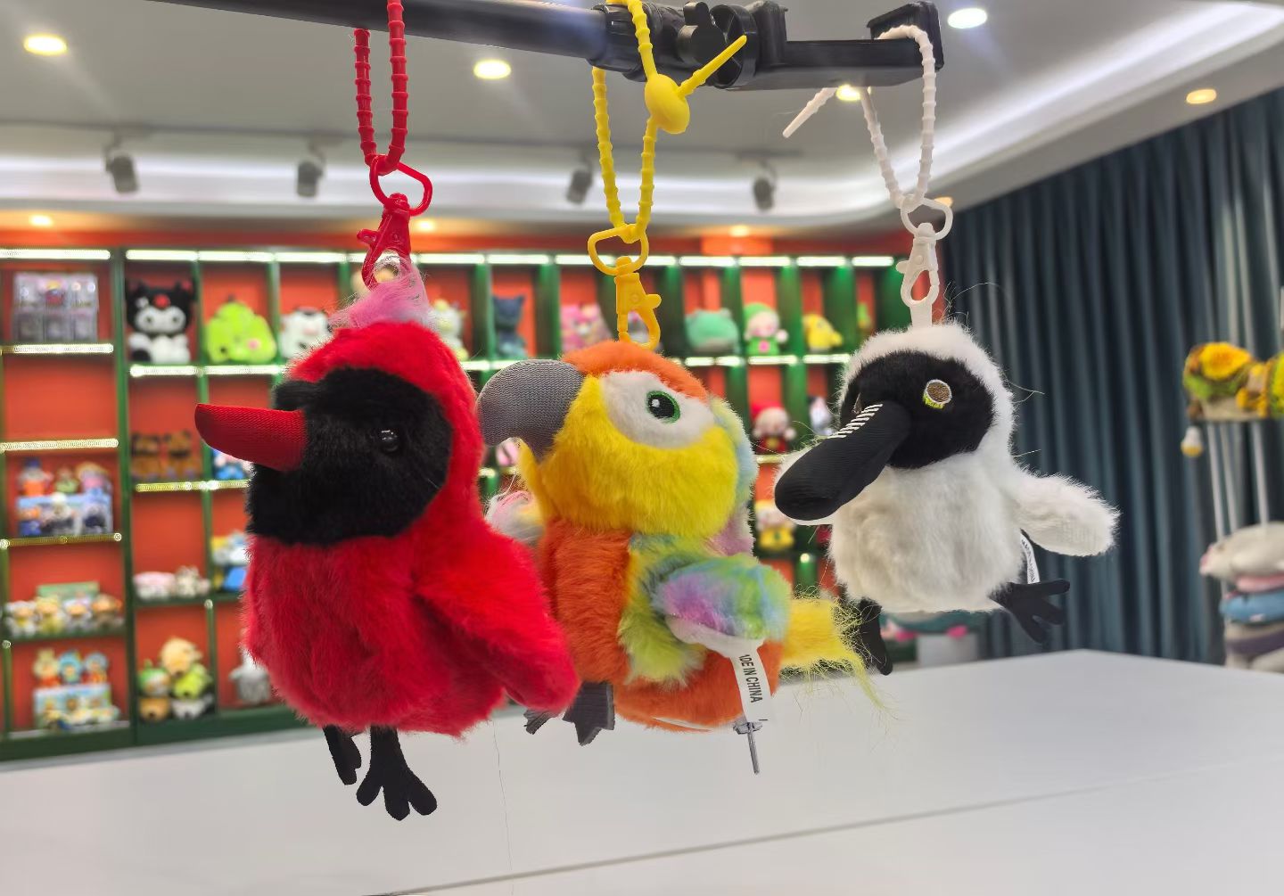 Cross-border bestseller Kuanghai Doudou Bird electric cat toy, sound-making simulation birds, birds, sparrows, black phoenixes, parrot nests, singing recording, wing-flapping birds, plush toy pendants, fledings detail image 4
