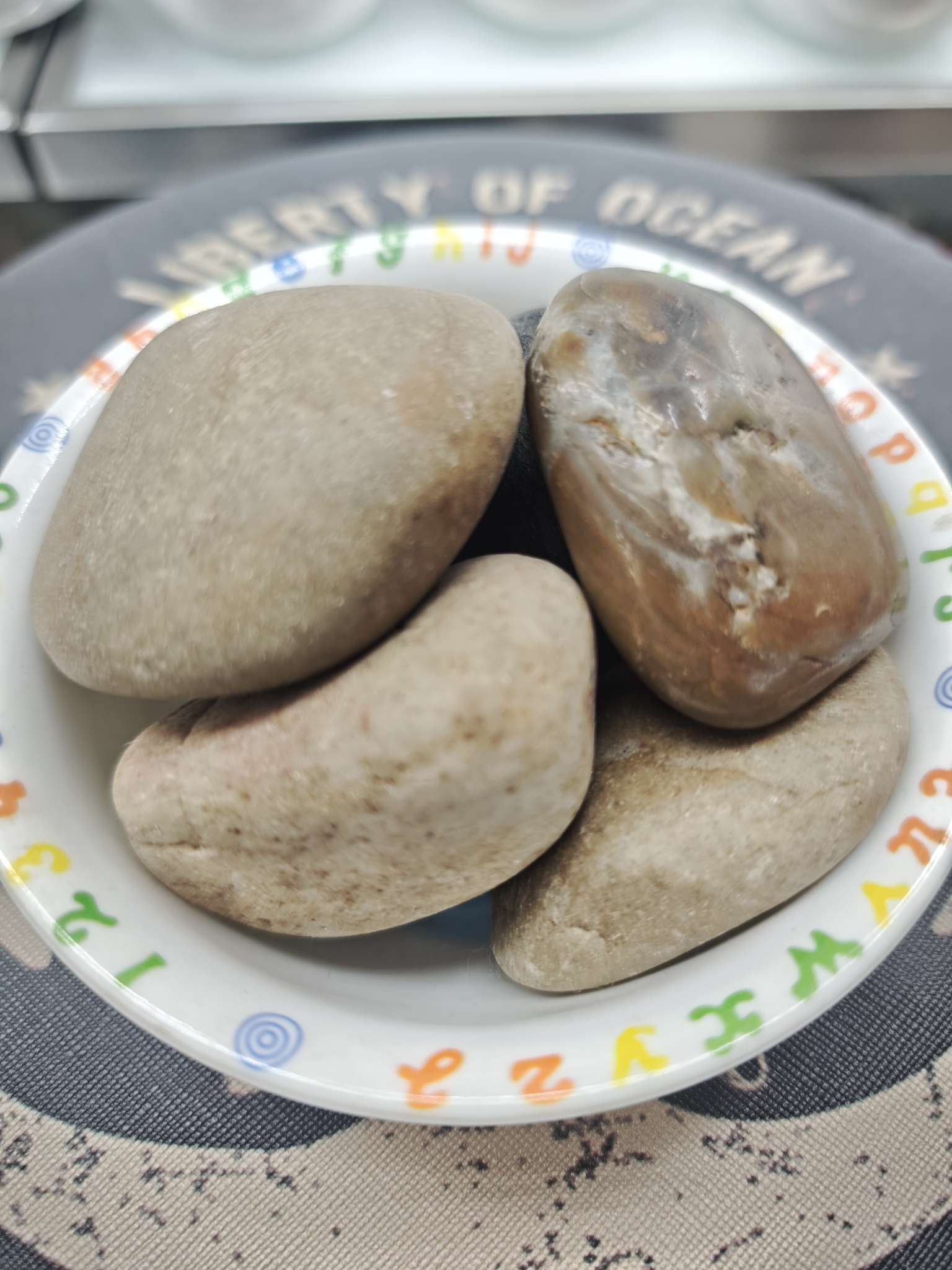 天然石,装饰花园，鱼缸，花盆， 批发 多色混装 园艺造景石 鱼缸多肉铺面石 性价比高白底实物图