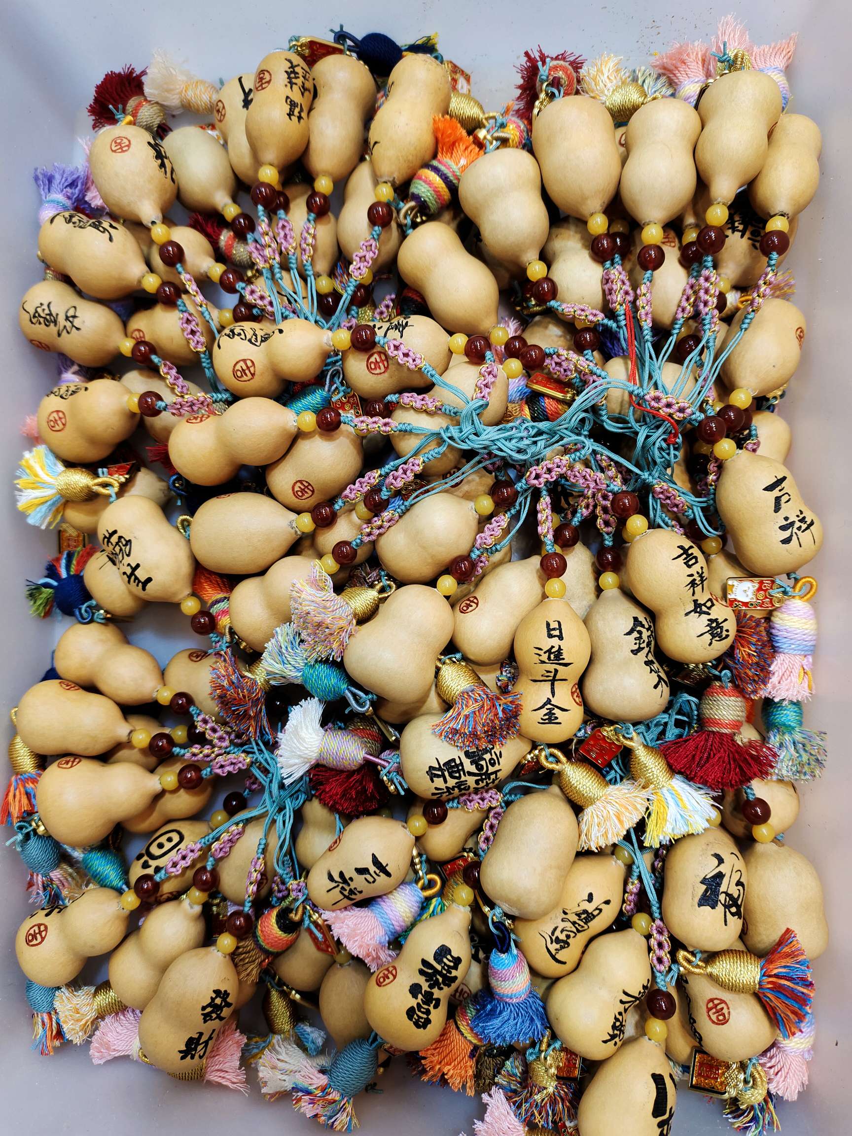 All kinds of gourd ornaments and pendants are available to attract wealth, good fortune and ensure safety details Picture