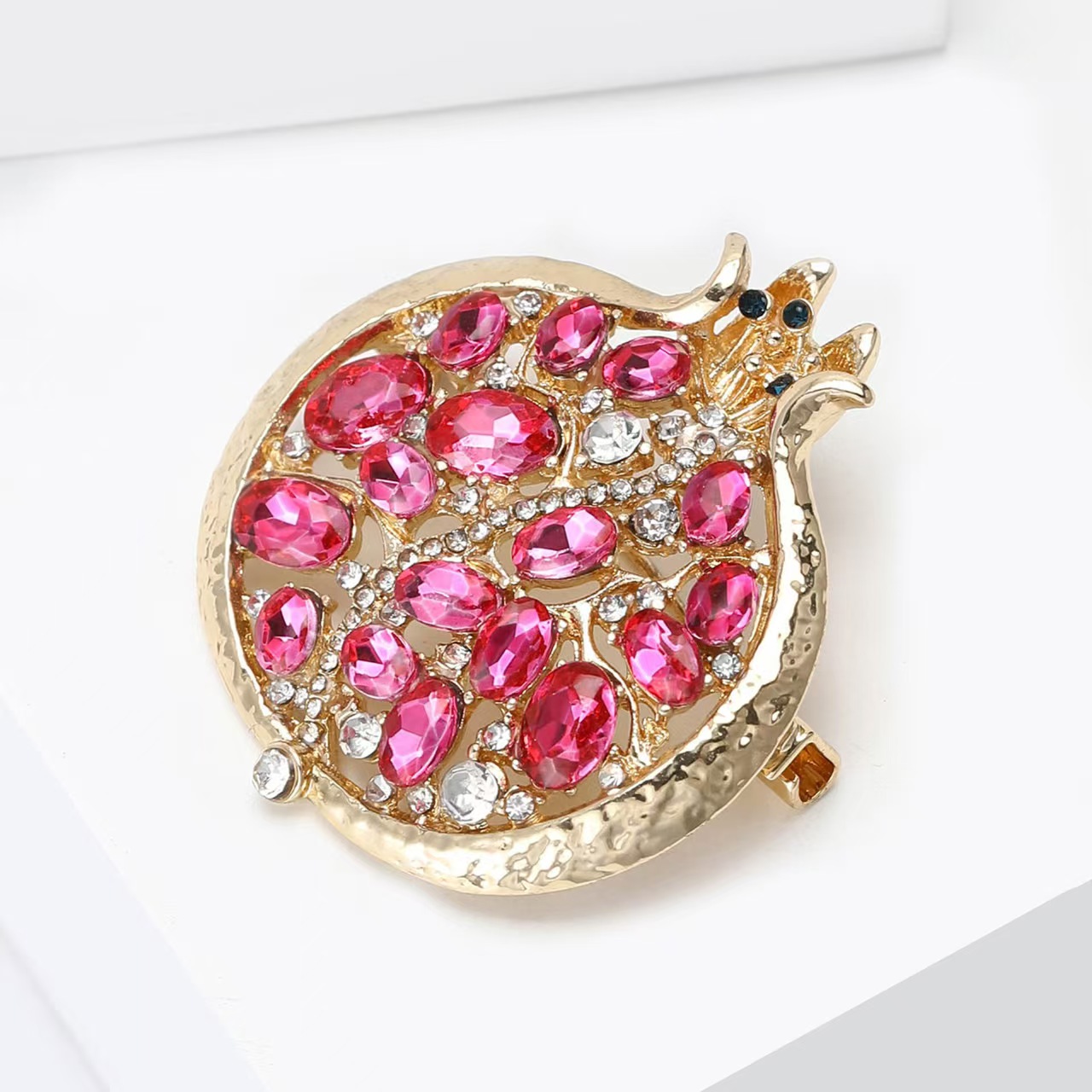 New exquisite fruit Korean-style rhinestone pomegranate brooch, popular women's clothing rhinestone pomegranate pin, suit accessory Specification image