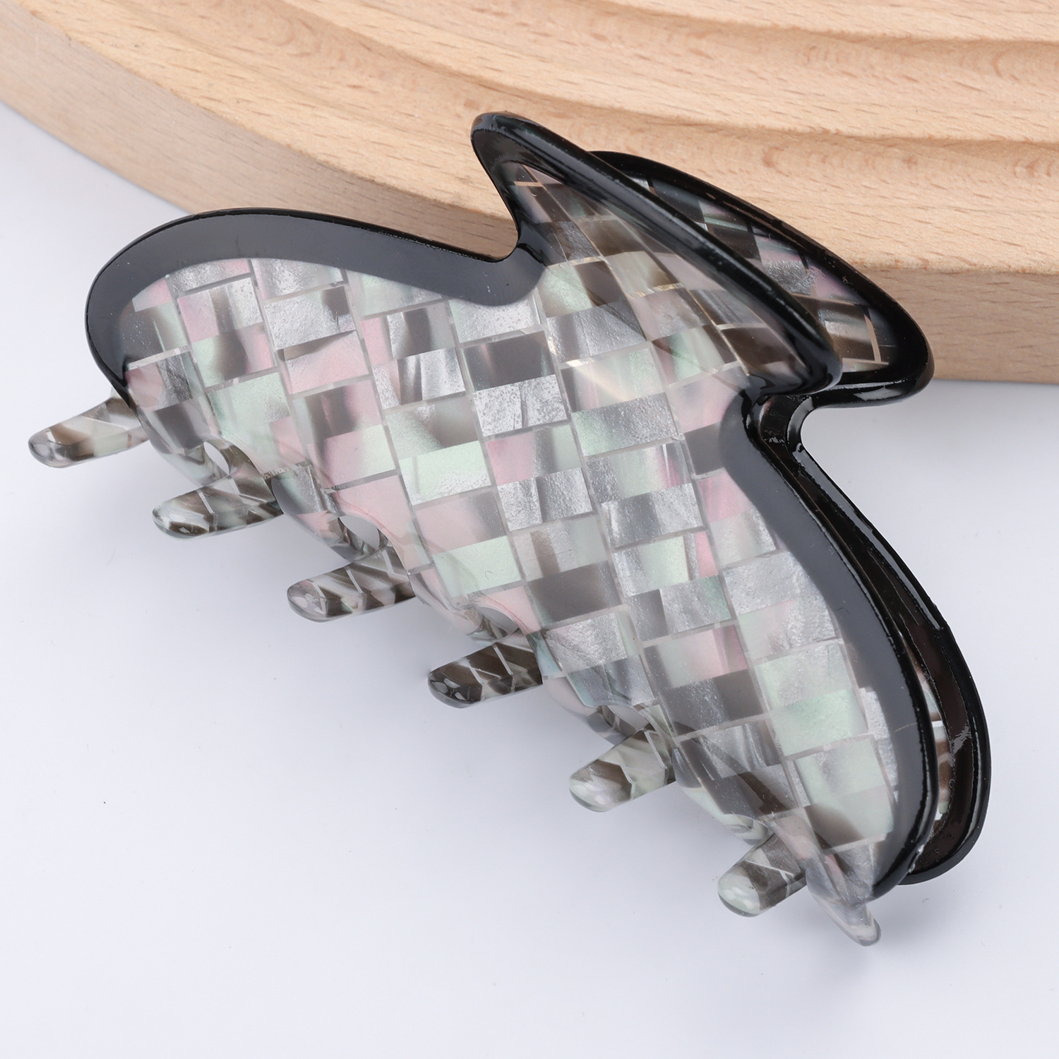 后脑勺亚克力抓夹是一种流行的发型装饰品，适用于各种场合，从日常工作到特殊活动。亚克力材料具有透明或彩色的外观，既时尚又耐