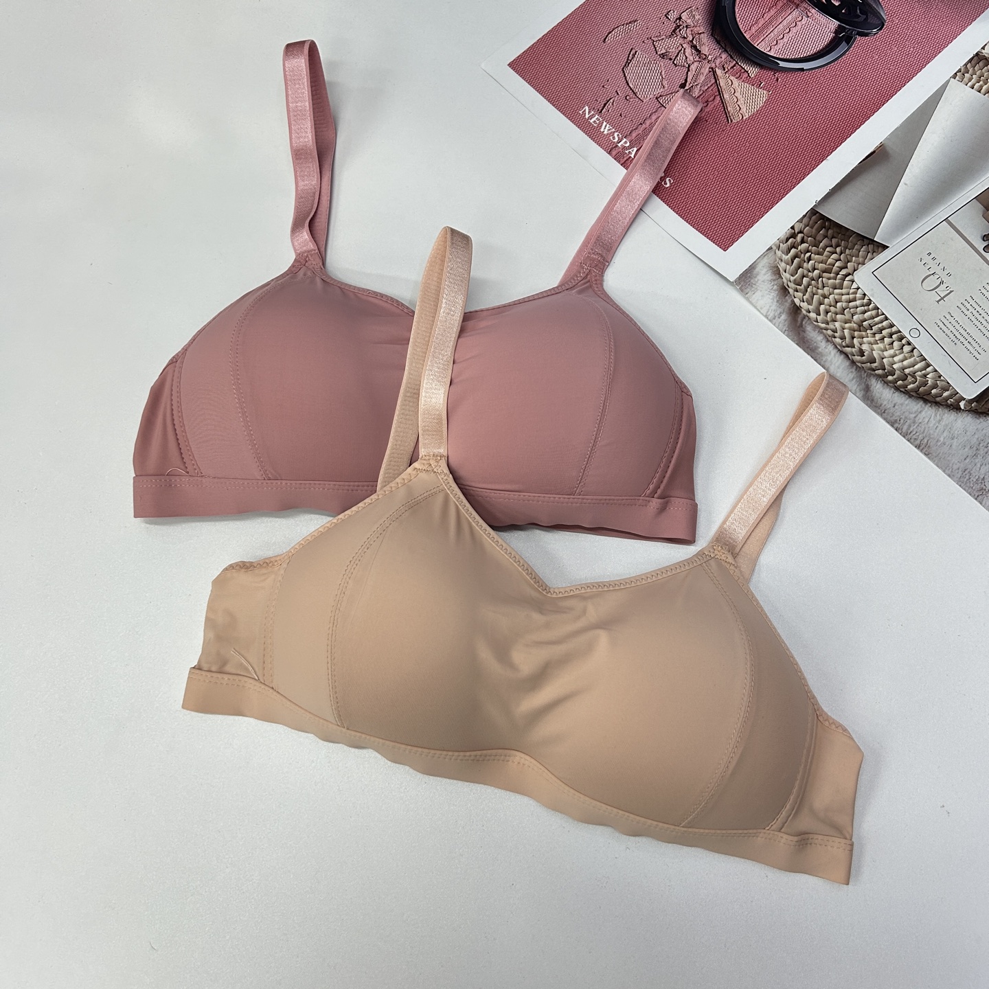 FCM-333# Women's bras for export to the Middle East and Africa. This is a strapless, oversized, and petite women's bra that converges without underwire. QNI Application Scenario