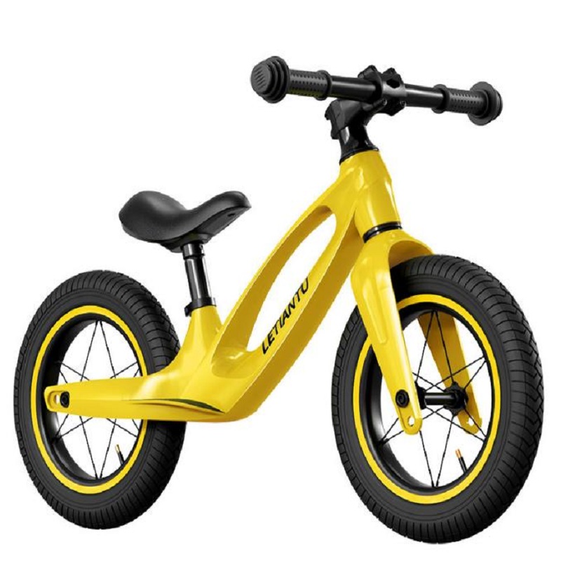 Yellow children's balance car main body, small wholesale, new children's balance car for 2-6 years old, cool inflatable tire, pedal-free sliding car, sliding scooter, balance car in stock, children's balance car full figure