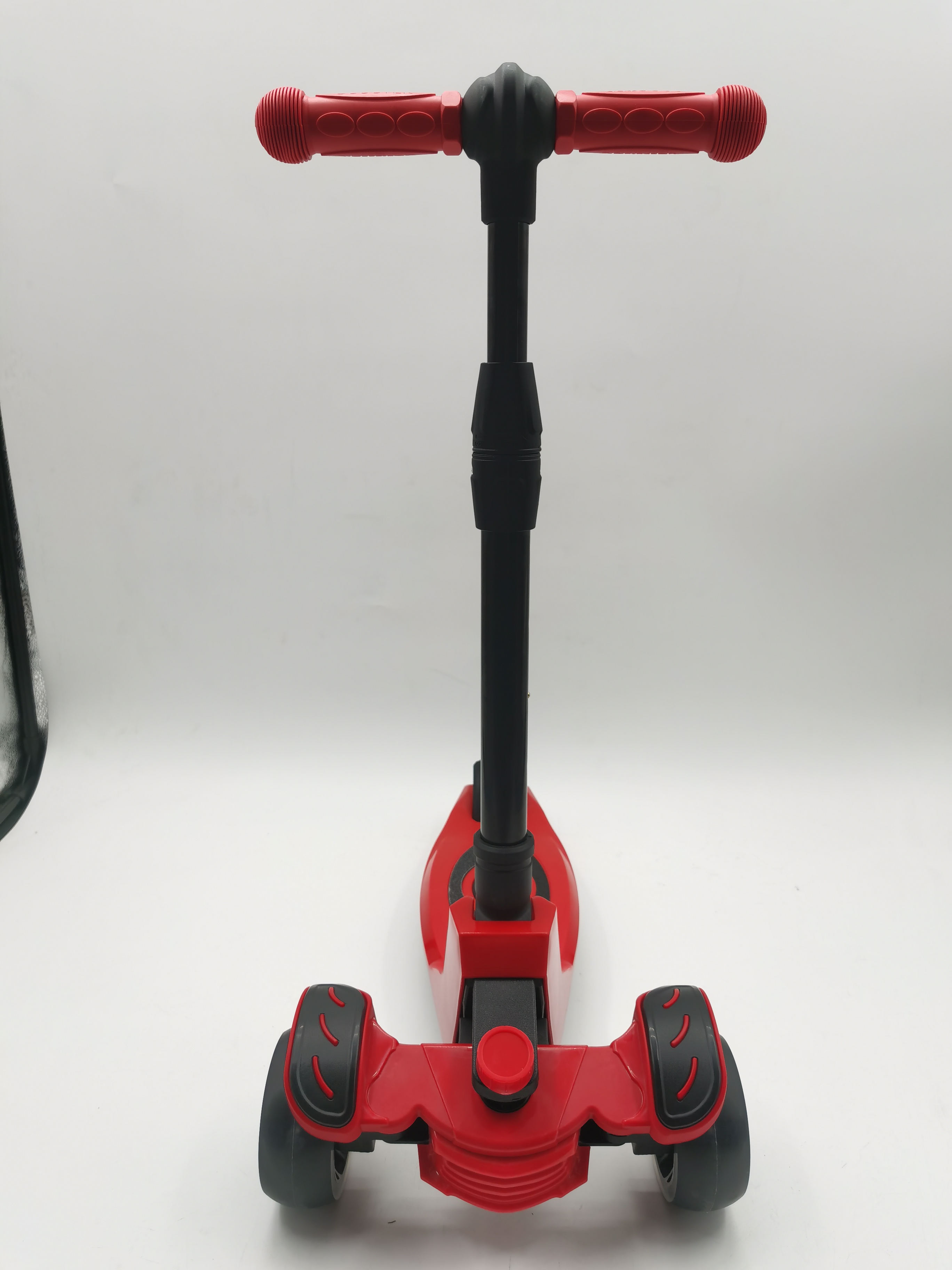 Red and black children 's scooter, self-designed, factory direct sales. Two-in-one children' s scooter. Three-in-one, both sitting and riding. Youdaoplaceholder0 -11 years old, domestic product Item Picture
