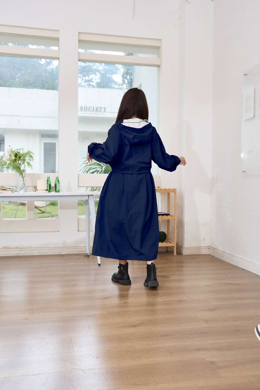 长款女用时尚风雨衣长袍可收腰透明大帽檐防暴雨户外旅行通勤多场景使用高档多色可选韩版新款雨衣白底实物图