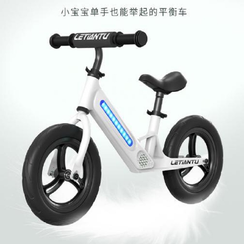 Wholesale children's balance scooters, children's balance scooters for 2-6 years old, cool Bluetooth with music and lights, pedal-free sliding scooters, direct sales from the manufacturer, European and American certified balance scooters full figure