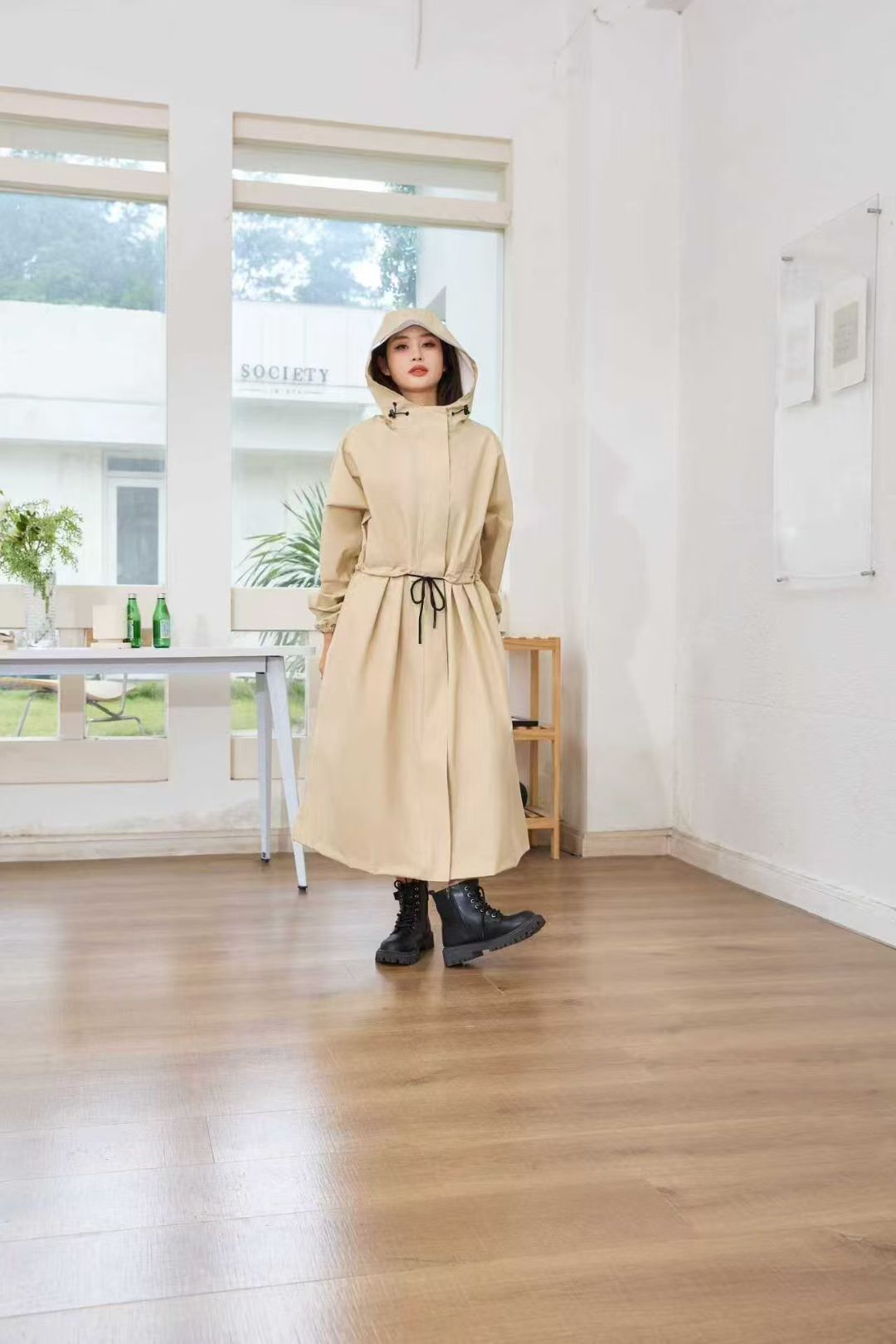 长款女用时尚风雨衣长袍可收腰透明大帽檐防暴雨户外旅行通勤多场景使用高档多色可选韩版新款雨衣产品图