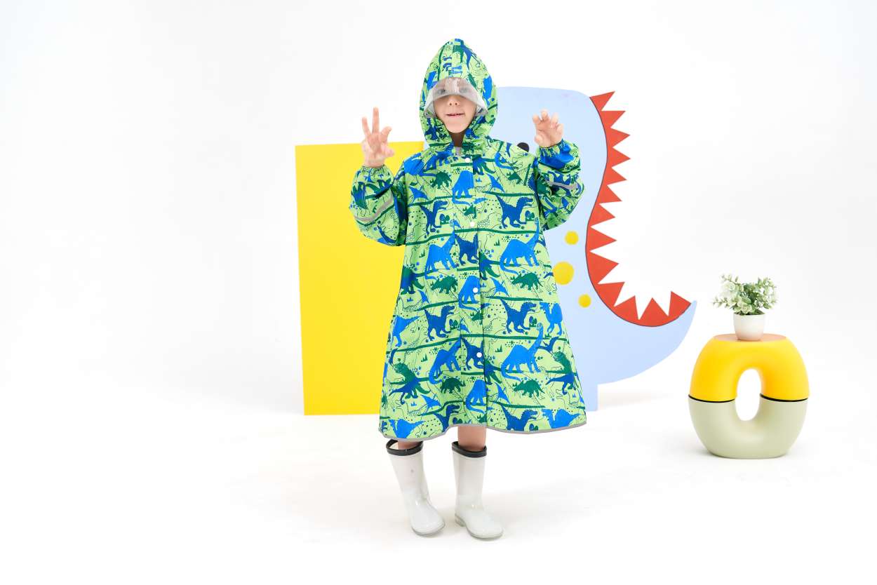 儿童背包雨衣满印卡通图案学生男孩女孩上学通勤反光安全防暴雨多尺码可选环保无气味柔软布料时尚网红宝妈必选雨衣【史前巨兽】产品图