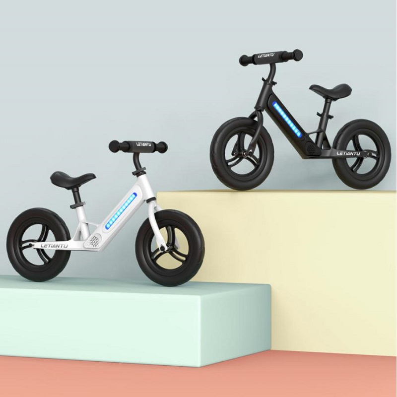 Wholesale children's balance scooters, children's balance scooters for 2-6 years old, cool Bluetooth with music and lights, pedal-free sliding scooters, direct sales from the manufacturer, European and American certified balance scooters Item Picture