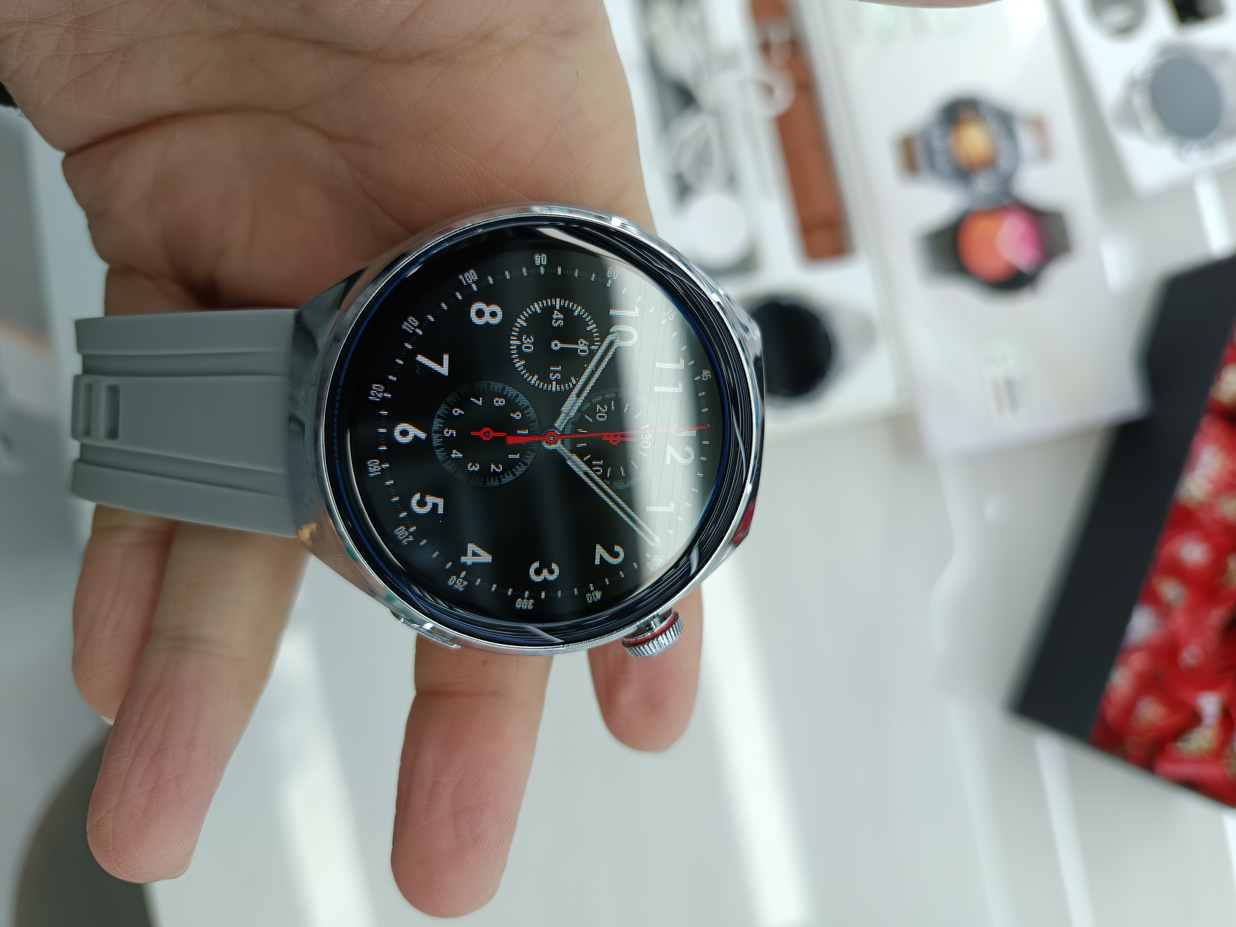 AEMAI RM6 smart sports round watch for making and receiving calls, heart rate and blood pressure detection, sports silicone 2 straps with accessories Item Picture