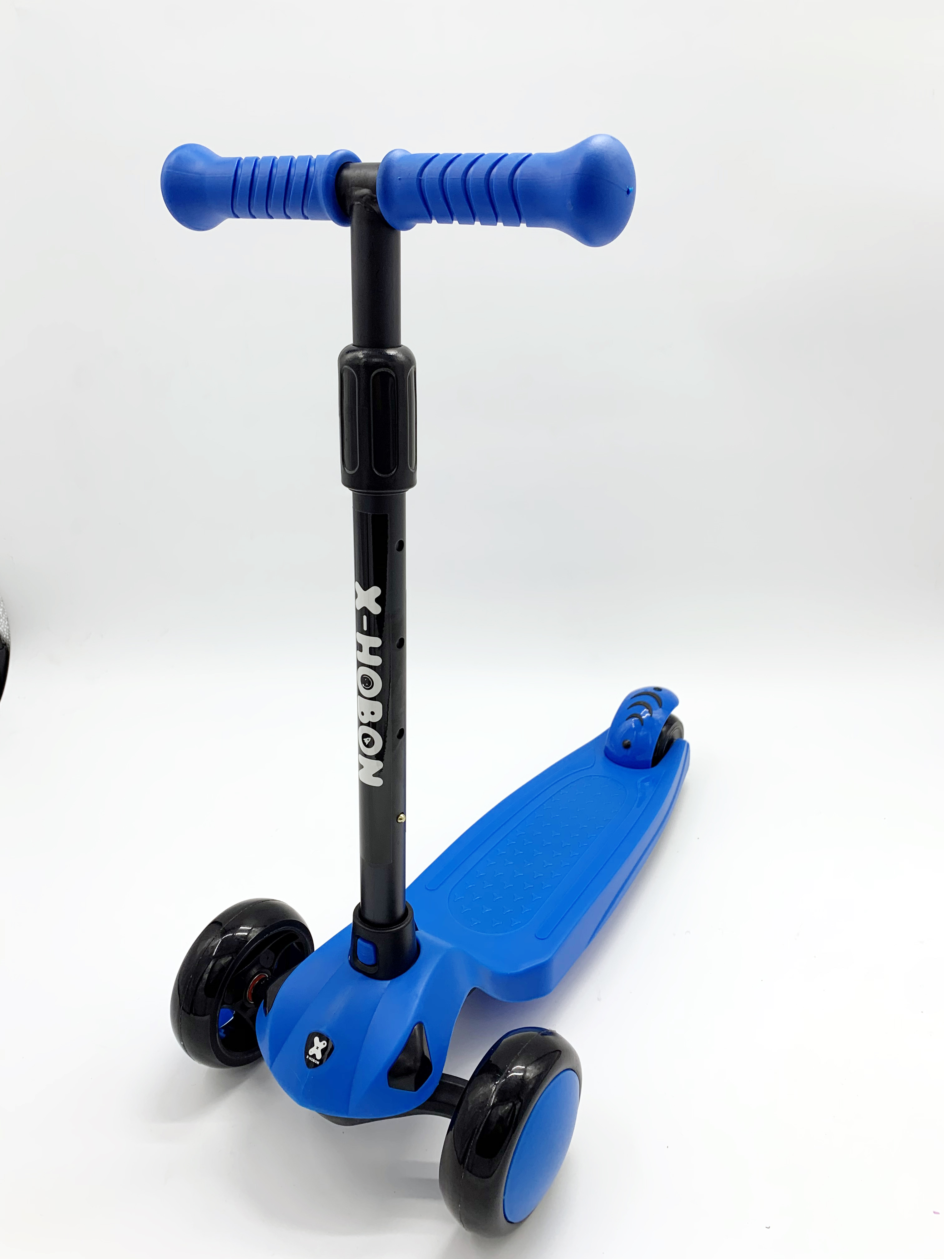 Custom-made children's scooters in red, blue, purple and pink are selling well. They are made of aluminum alloy, nylon, detachable, single-wheel illuminated, 3-wheel safe and sturdy children's pedal scooters Item Picture