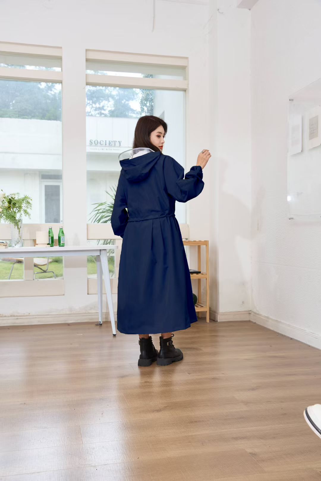 长款女用时尚风雨衣长袍可收腰透明大帽檐防暴雨户外旅行通勤多场景使用高档多色可选韩版新款雨衣细节图