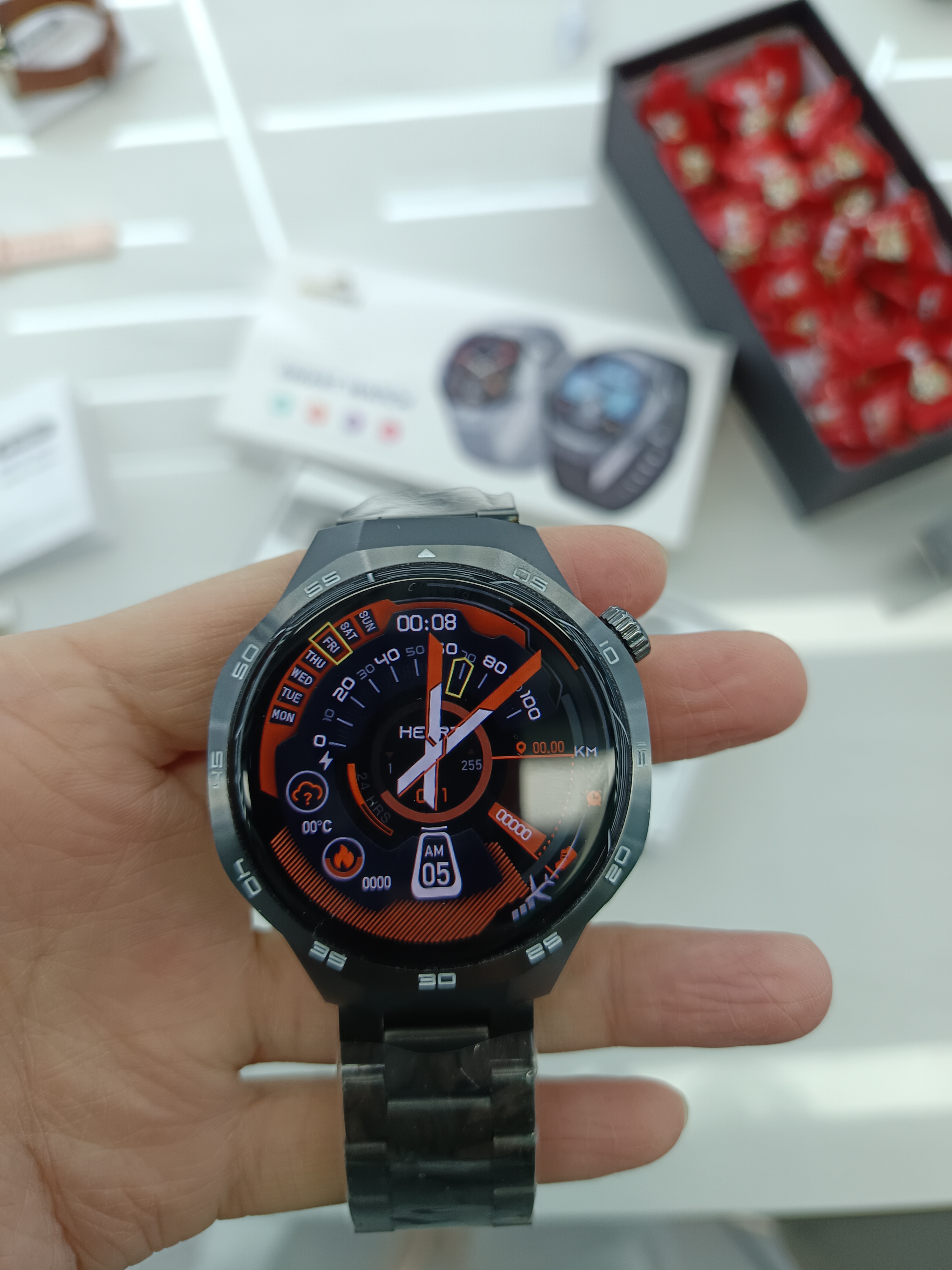 AEMAI YX135 smart sports round watch for making and receiving calls, heart rate and blood pressure detection, sports silicone 2 straps with accessories Application Scenario