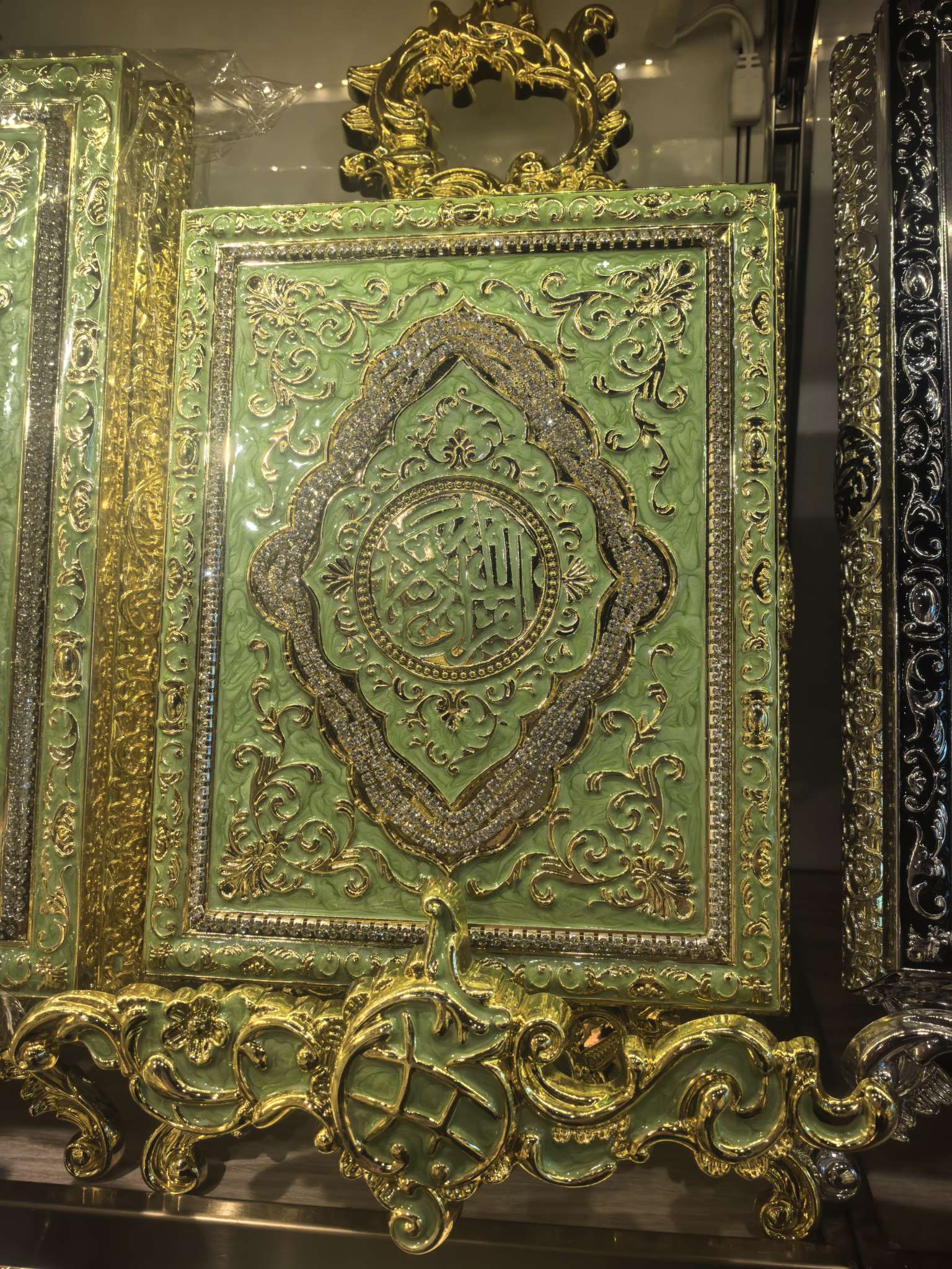 本产品为锌合金镀金.银的古兰经盒子，质量很好，经久耐用，美观大方。