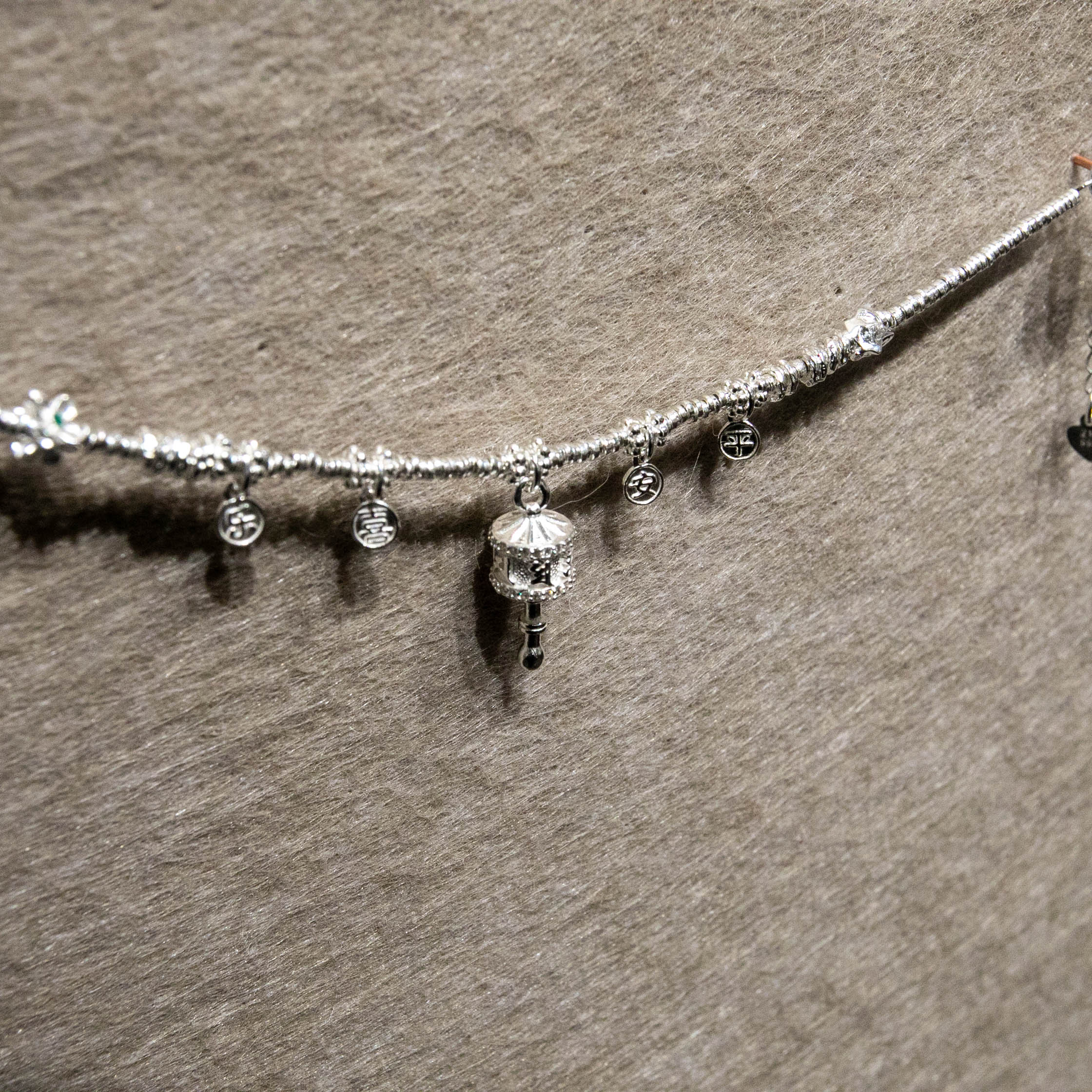 Fashionable and exquisite 925 Silver Fan Music Flow Rotating beaded bracelet for women, a new Chinese-style niche design sense, light luxury, fair appearance, good fortune and peace bracelet Application Scenario