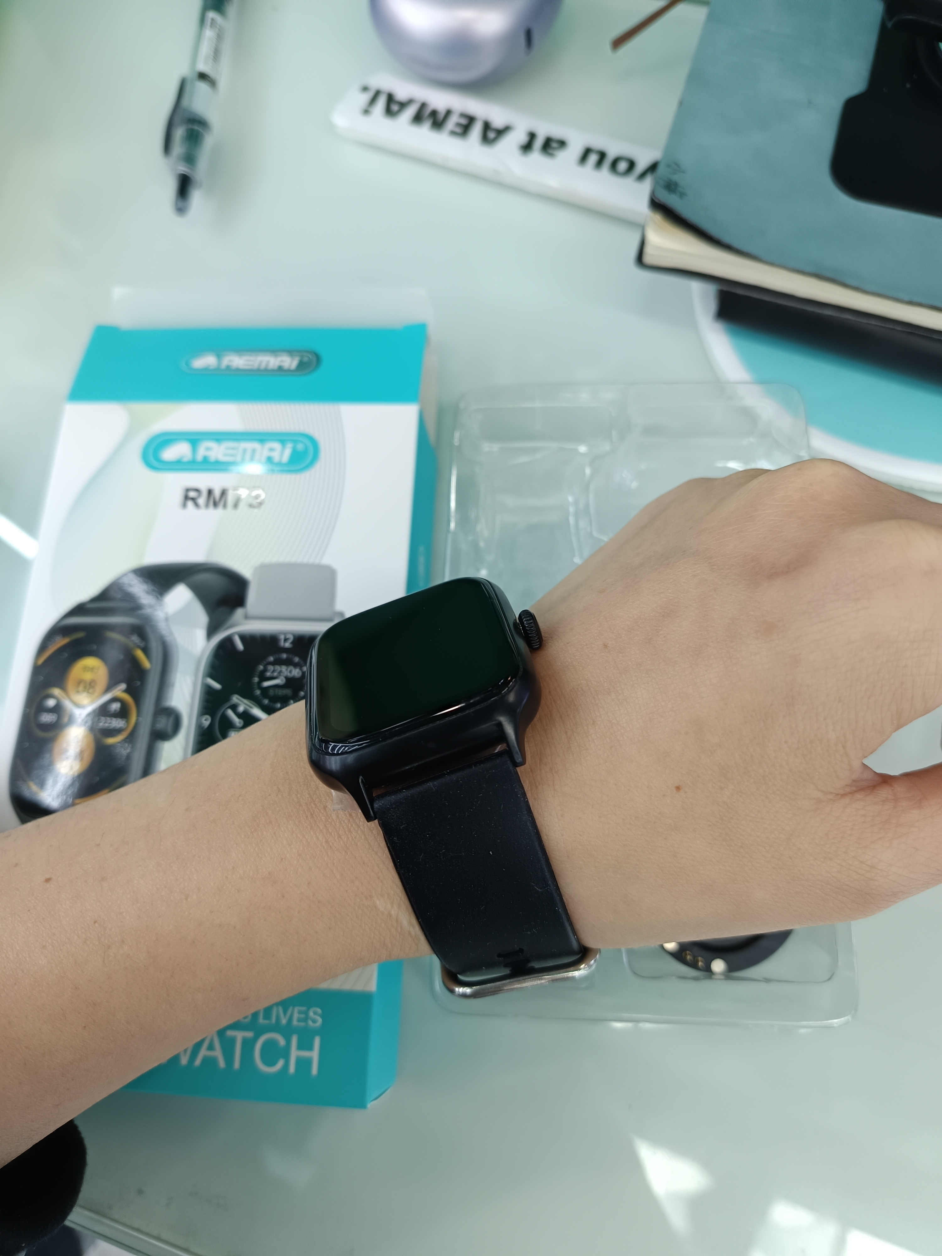 The latest AEMAI RM73 smart sports watch features a large screen and a silicone strap that can monitor psychology, blood pressure, exercise and sleep Application Scenario