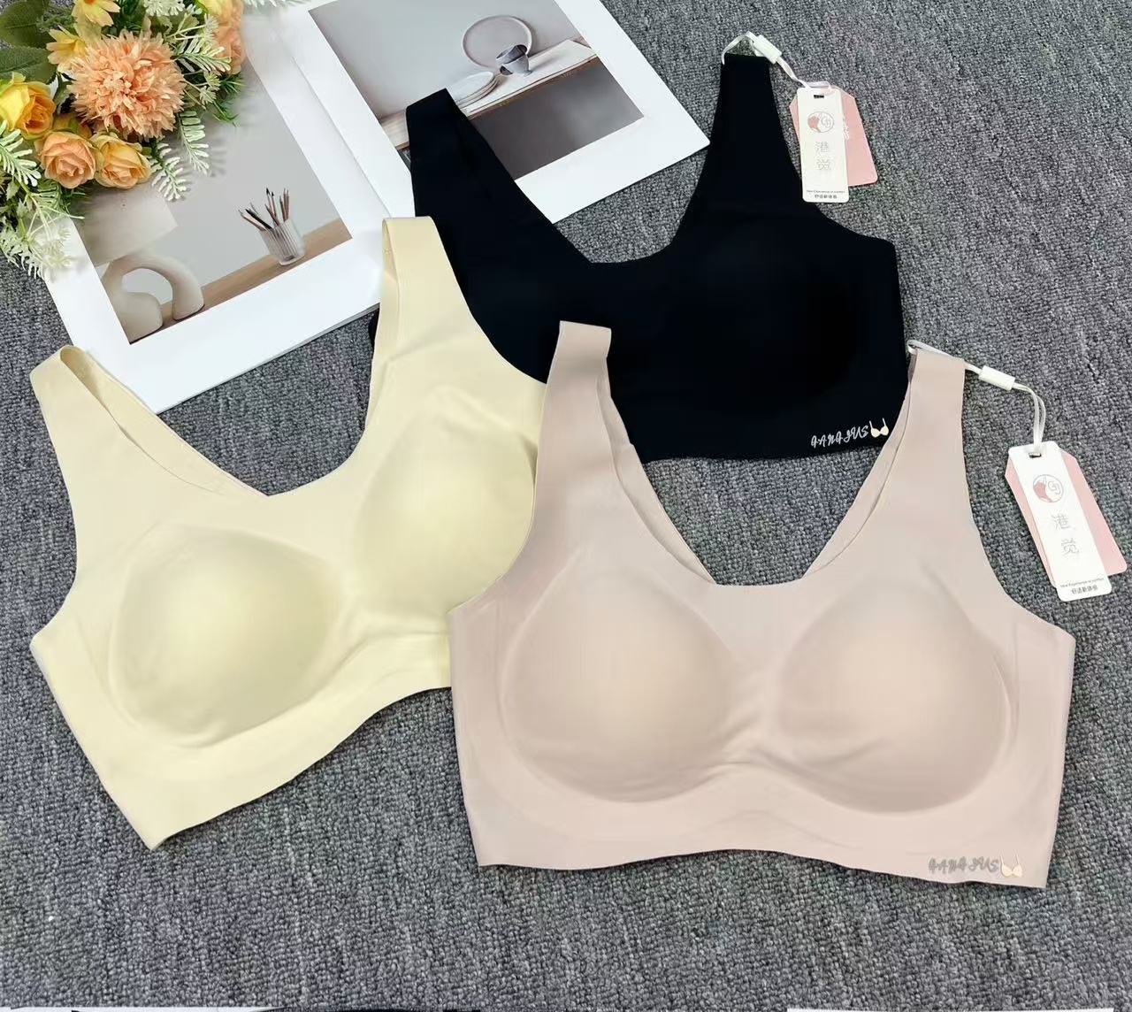 8217# Women's bra, beautiful back, export to the Middle East and Africa. Women's seamless halter top, solid color one-piece deep V-back halter top, QNI Application Scenario