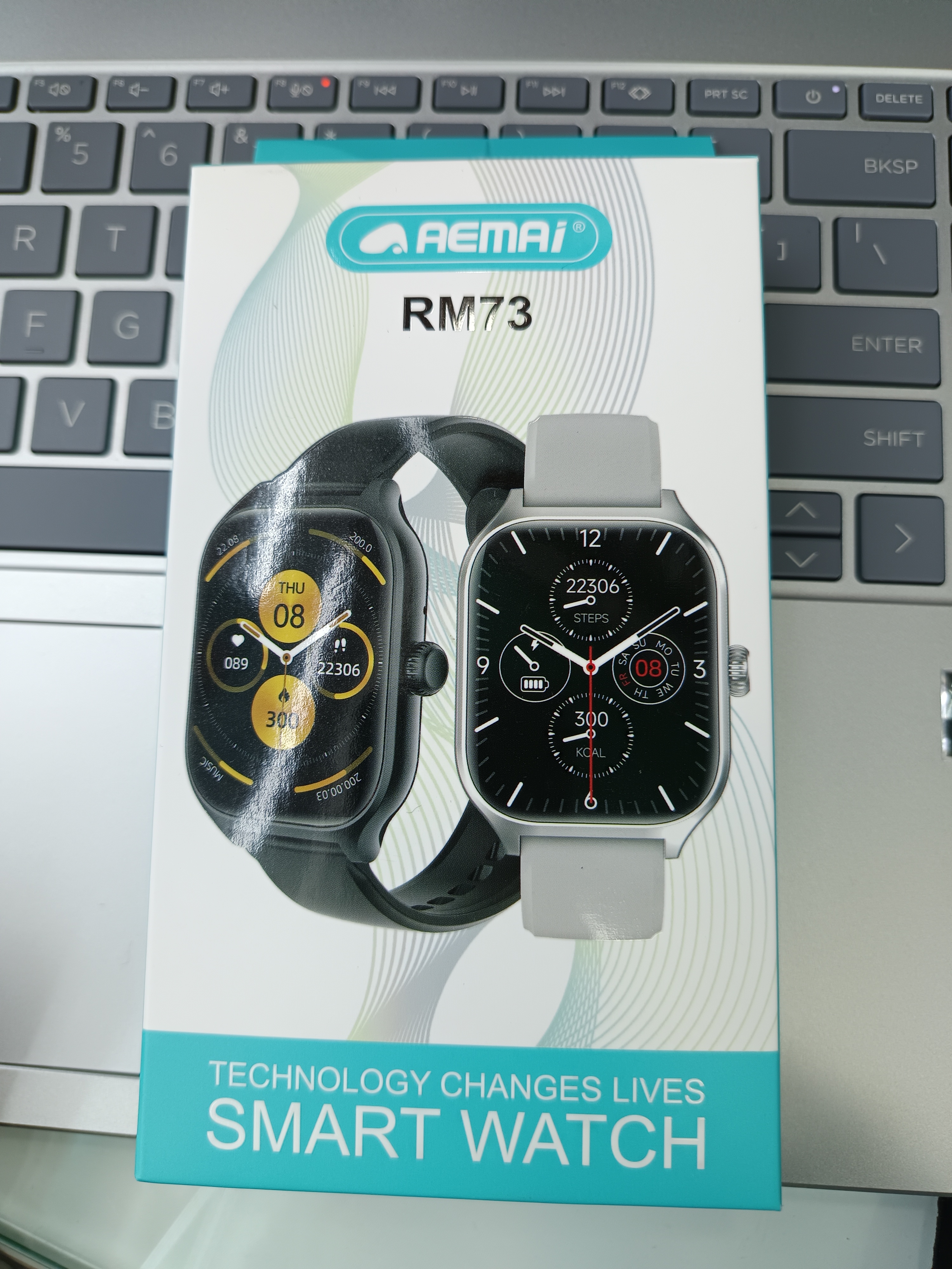 The latest AEMAI RM73 smart sports watch features a large screen and a silicone strap that can monitor psychology, blood pressure, exercise and sleep