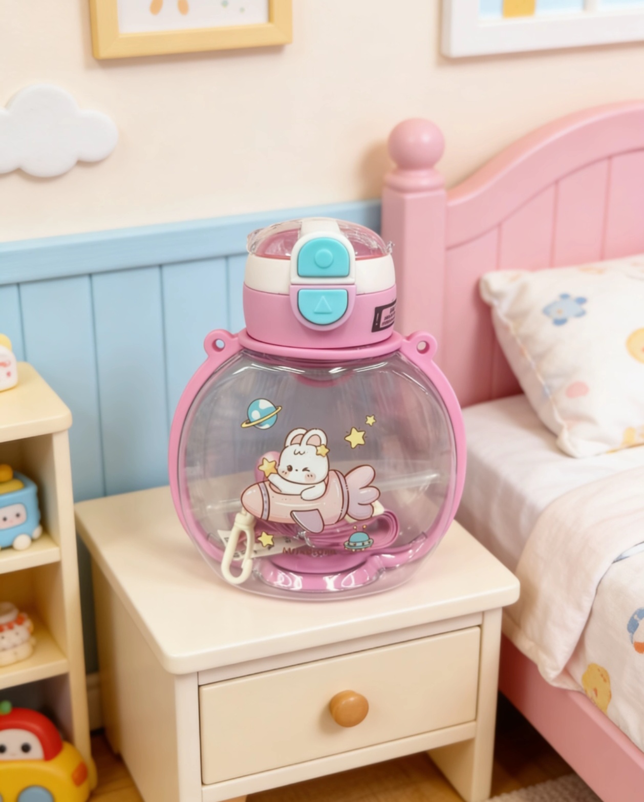 儿童幼儿背带绳水壶水杯弹跳盖吸管便携式杯宝宝随行饮水神器卡通杯850ml塑料儿童水杯卡通图案宝宝肩带产品图