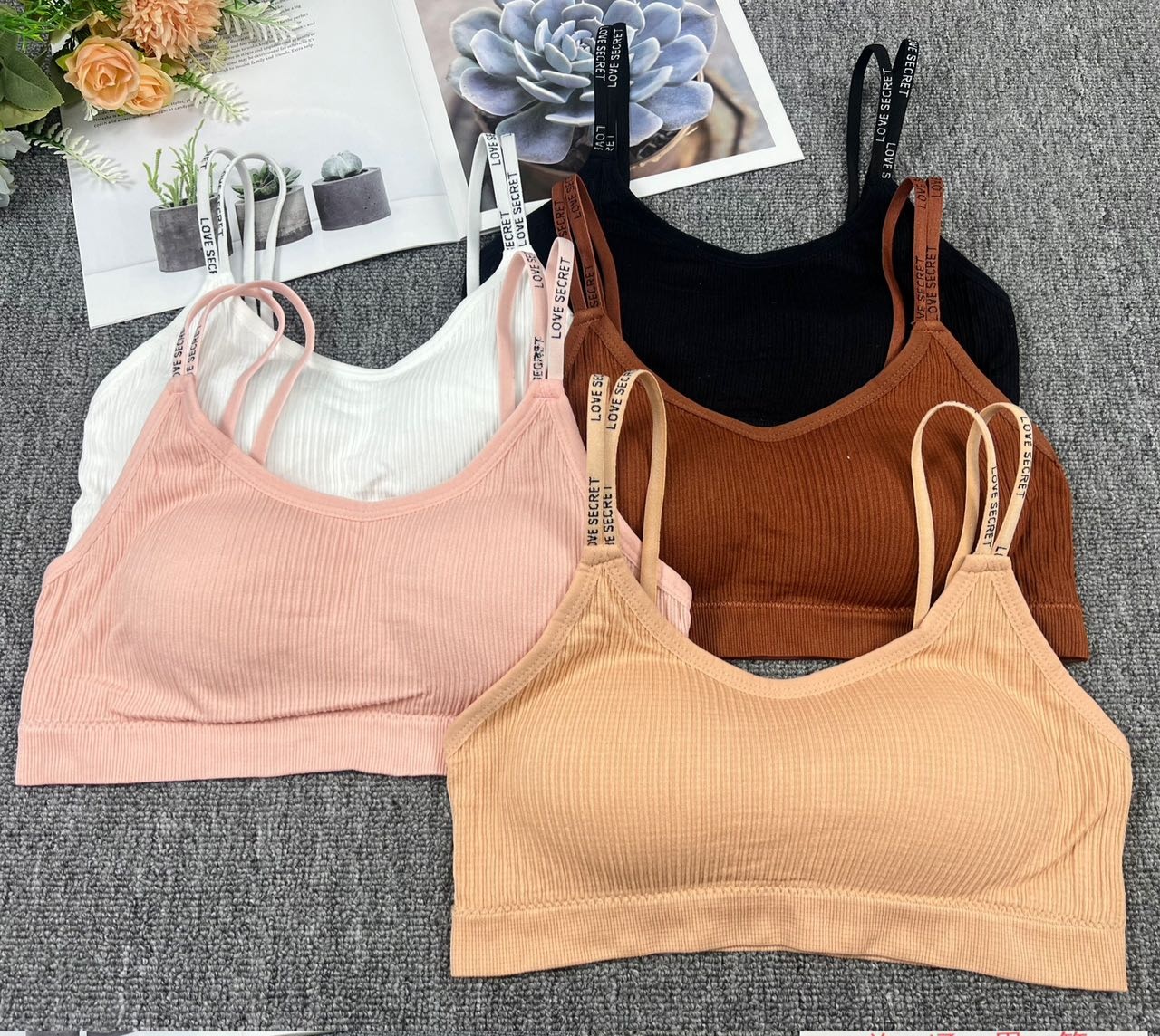 8880# Women's halter top for export to the Middle East and Africa. Women's sports halter top without steel rims, comfortable and close-fitting, QNI details Picture