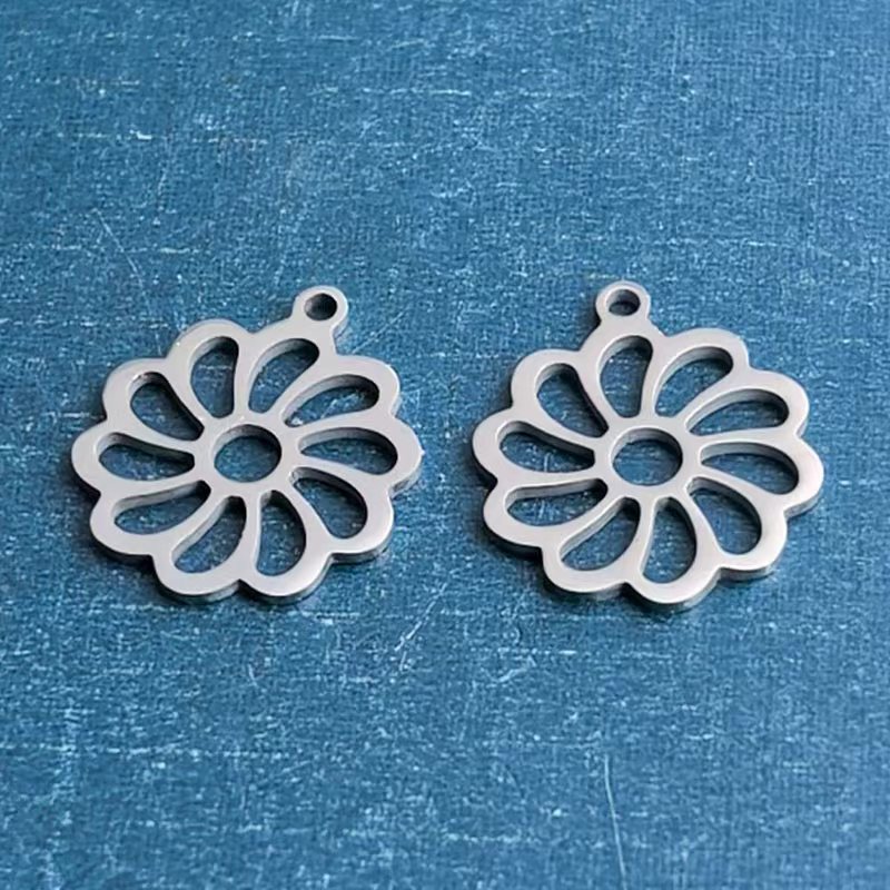 Cross-border foreign trade DIY jewelry accessories, sweet style stainless steel titanium steel hollowed-out heart flower bracelet pendant, handcrafted pendant