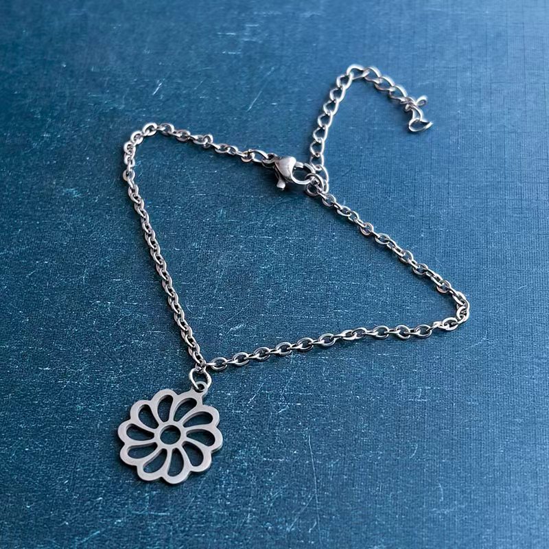 Cross-border foreign trade DIY jewelry accessories, sweet style stainless steel titanium steel hollowed-out heart flower bracelet pendant, handcrafted pendant Item Picture
