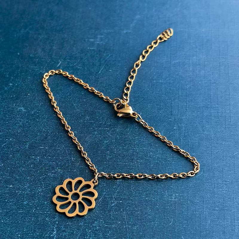 Cross-border foreign trade DIY jewelry accessories, sweet style stainless steel titanium steel hollowed-out heart flower bracelet pendant, handcrafted pendant detail image 7