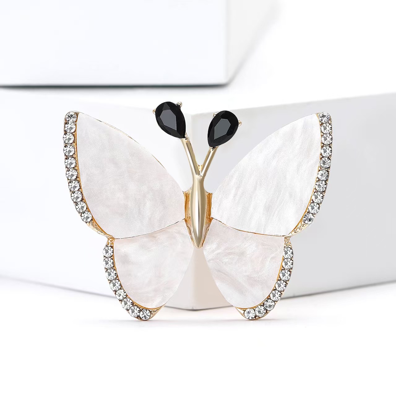 Fashionable and elegant alloy rhinestone white plate butterfly brooch, generous and graceful women's dress brooch accessory pin Item Picture