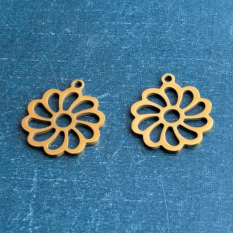 Cross-border foreign trade DIY jewelry accessories, sweet style stainless steel titanium steel hollowed-out heart flower bracelet pendant, handcrafted pendant details Picture