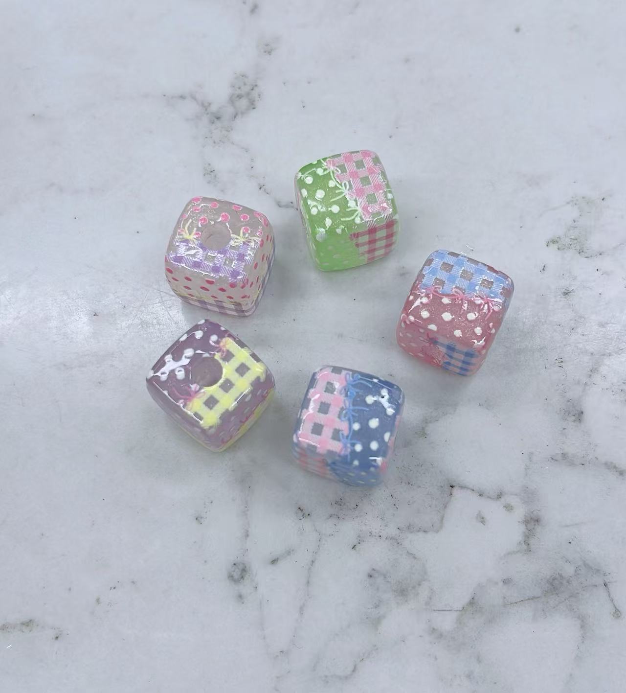 Pearlescent fine powder transparent square beaded perforated diy bracelet, mobile phone chain head rope accessory Specification image