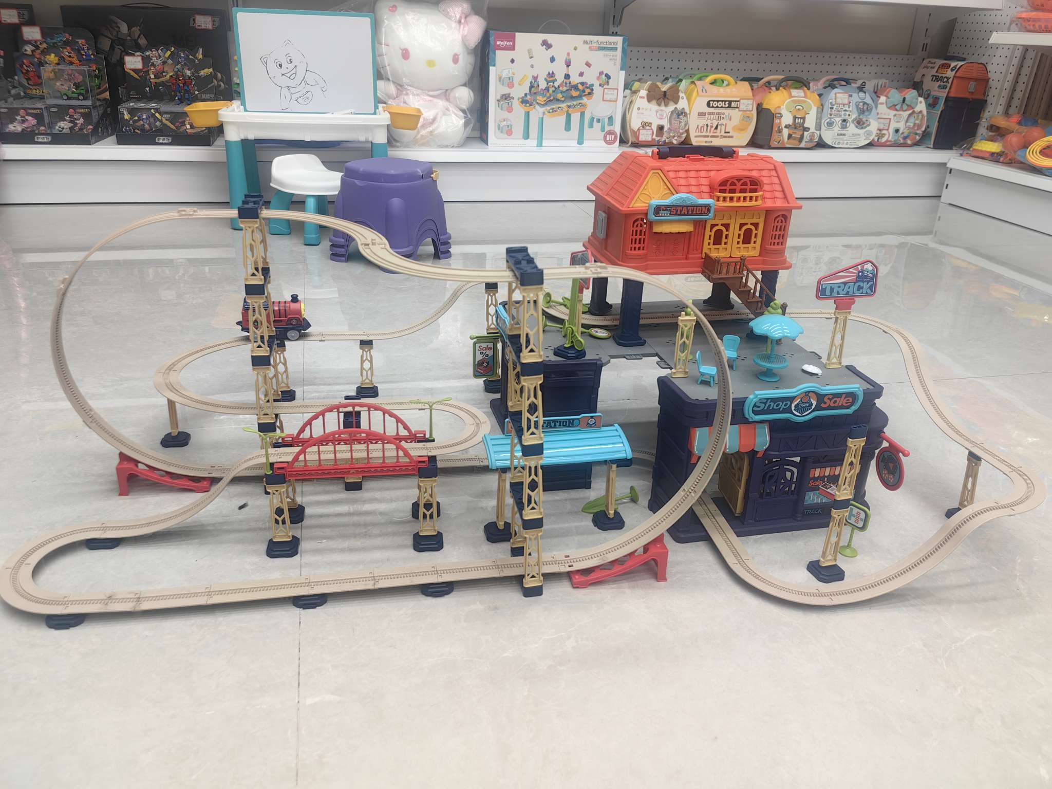 轨道交通，火车进站。