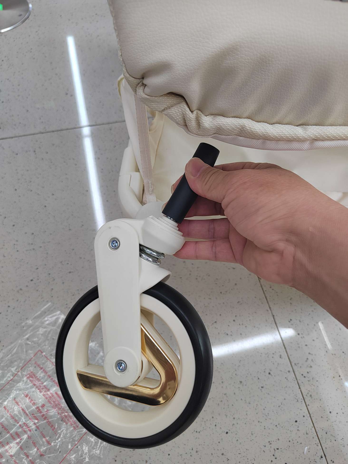 The lightweight baby stroller with aluminum tubes can be used for sitting or lying down. It can be retracted with one button and can be taken on an airplane. Youbesi baby stroller details Picture