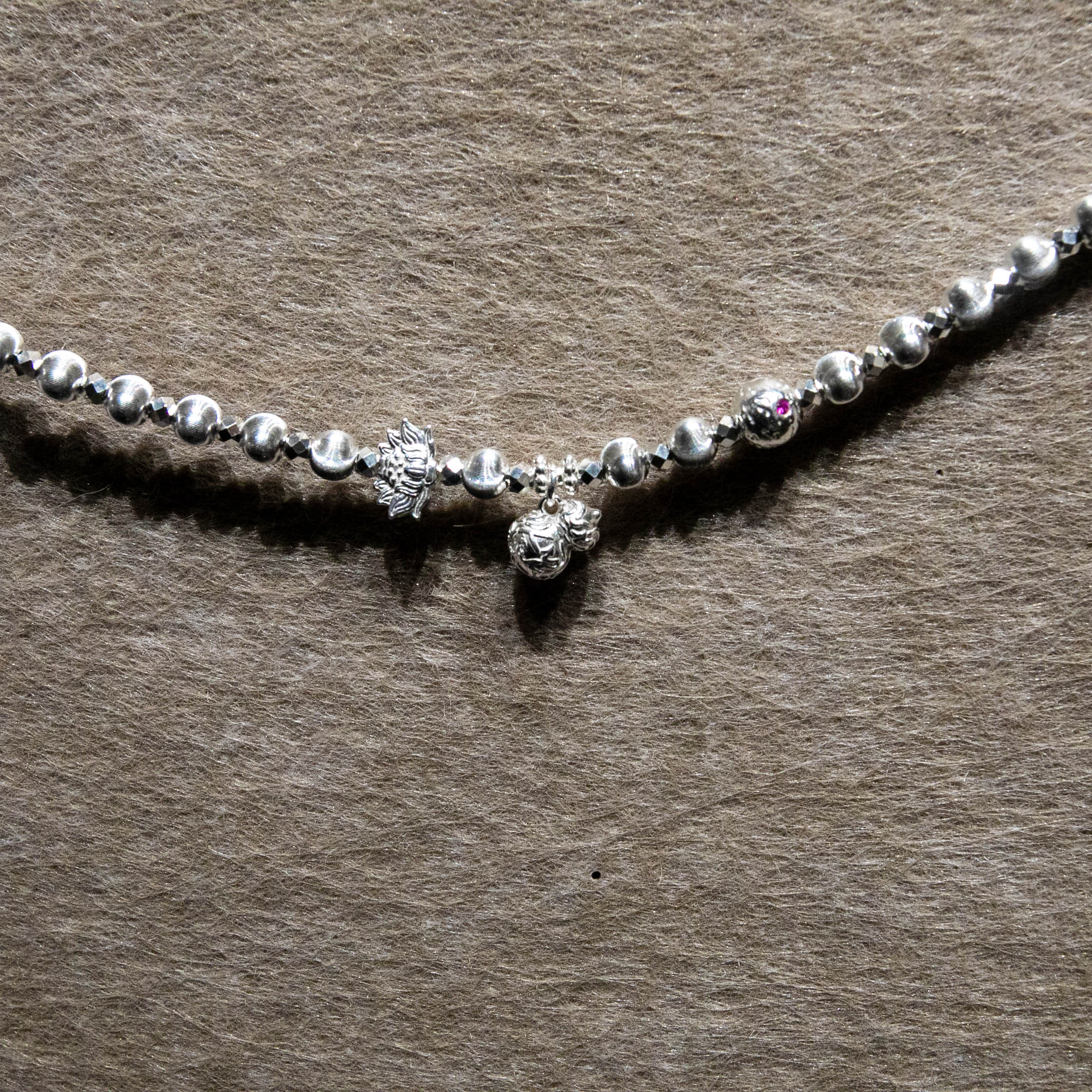 Fashionable and exquisite 925 Anemone Lucky Bag beaded bracelet for women, a new Chinese-style niche design sense, light luxury, whitening and good fortune jewelry Application Scenario