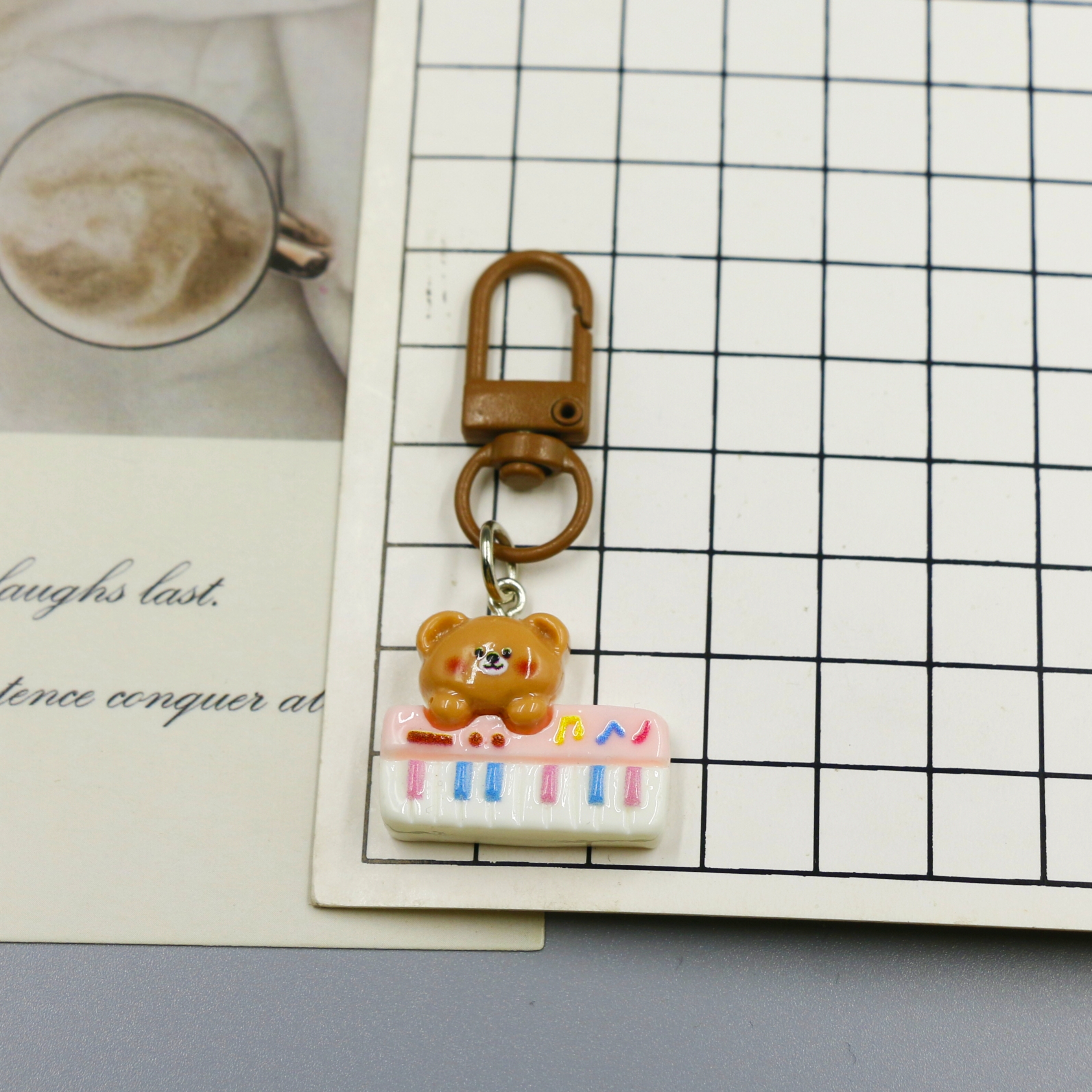 钥匙扣/发光闪光钥匙扣/毛绒挂件/羽毛球挂件/鸭子叫钥匙扣白底实物图