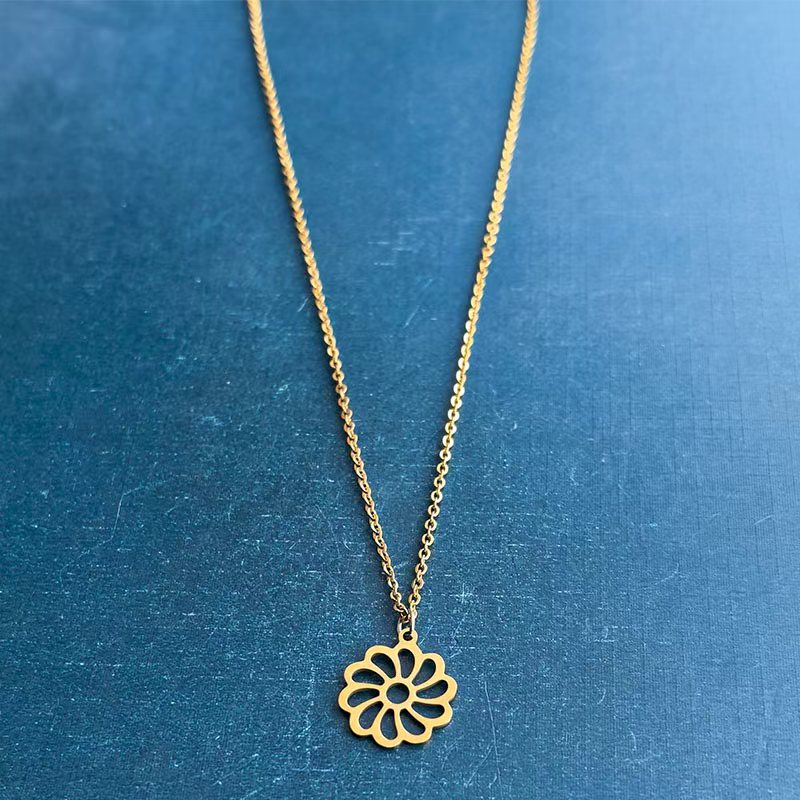 Cross-border foreign trade DIY jewelry accessories, sweet style stainless steel titanium steel hollowed-out heart flower bracelet pendant, handcrafted pendant Application Scenario